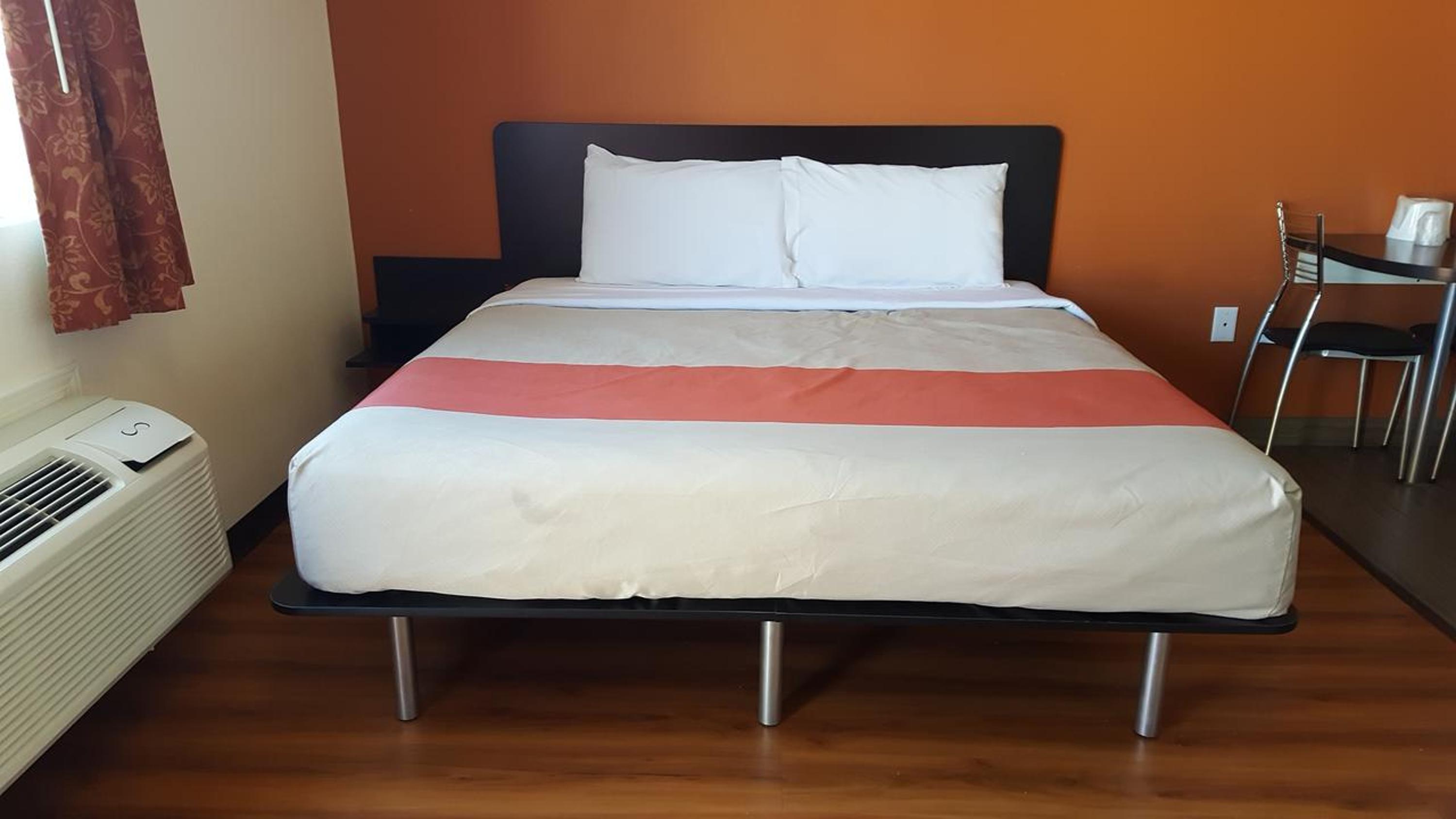 Motel 6 Maple/Main