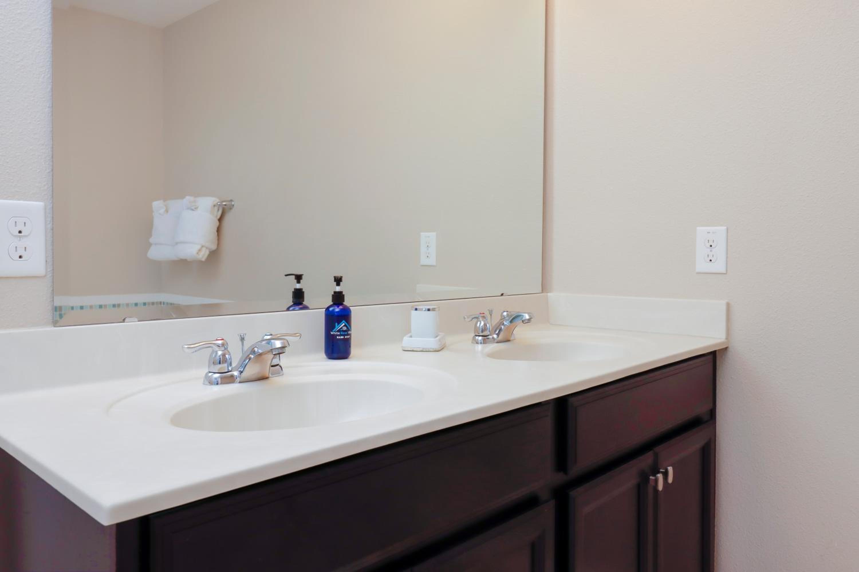Ideal for Families Solterra Vacation Home with Sunny Pool Deck with Pool and Spa and Games Room Nr Disney