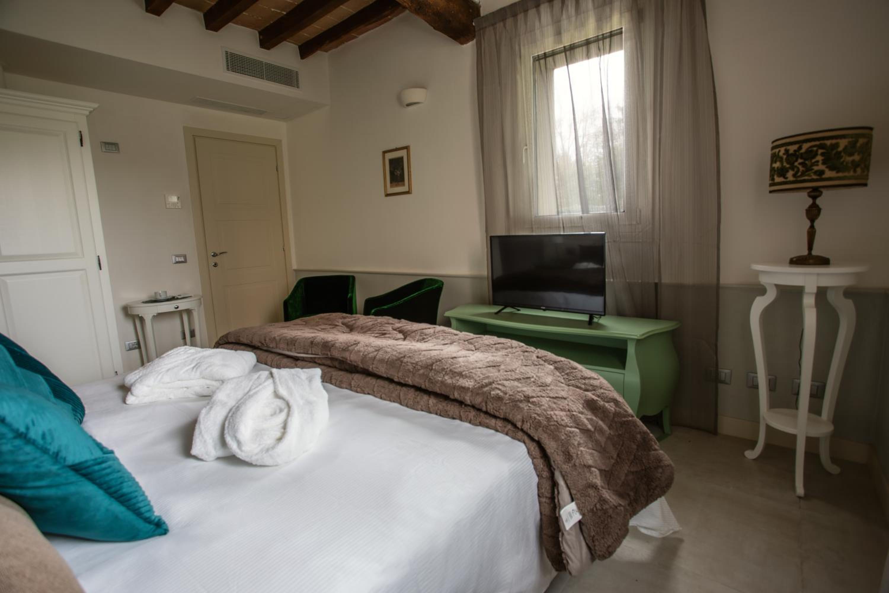Cattania Suites and Rooms
