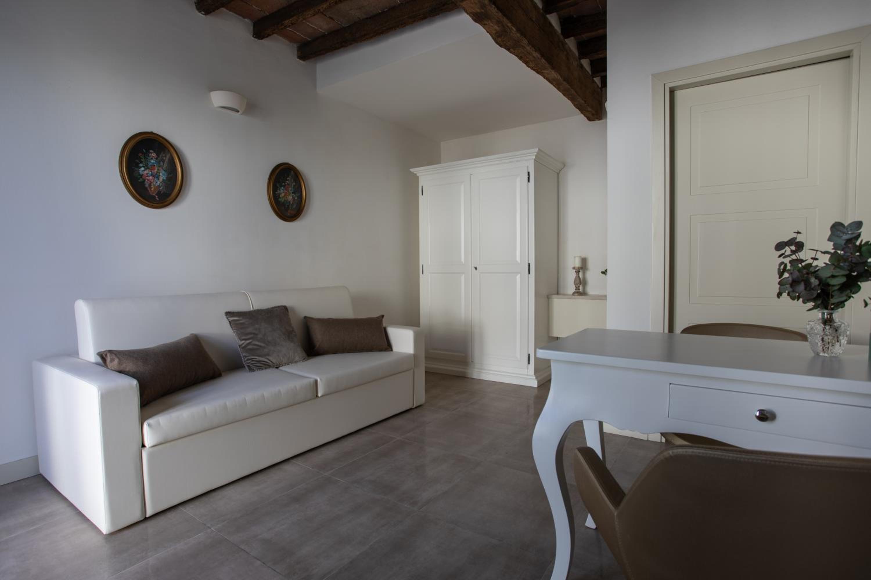 Cattania Suites and Rooms