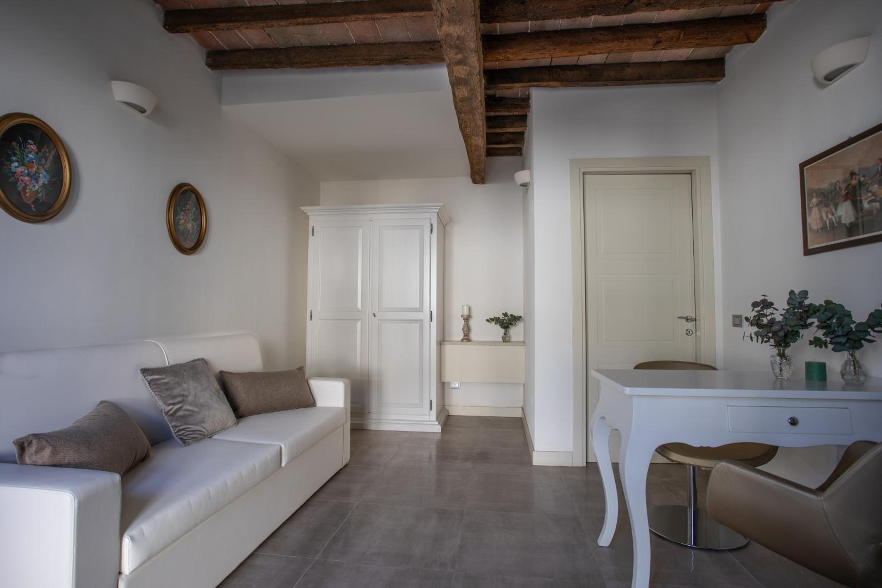 Cattania Suites and Rooms