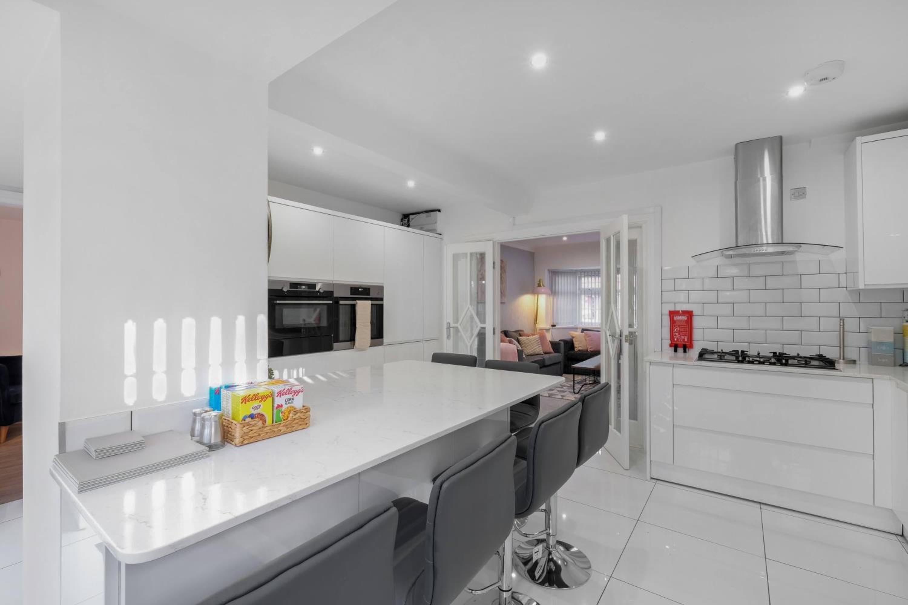 Family-Friendly 4-Bed near Parks & Transport Links