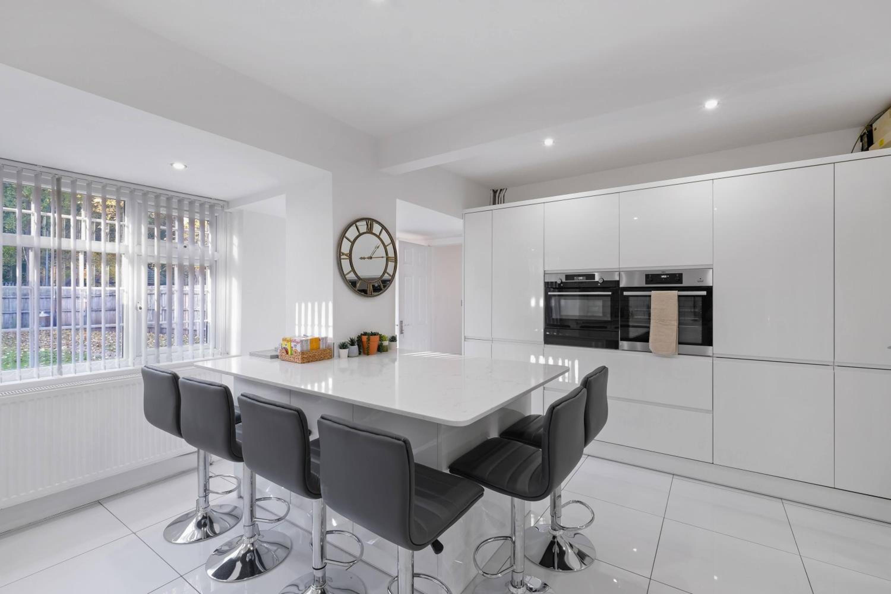 Family-Friendly 4-Bed near Parks & Transport Links