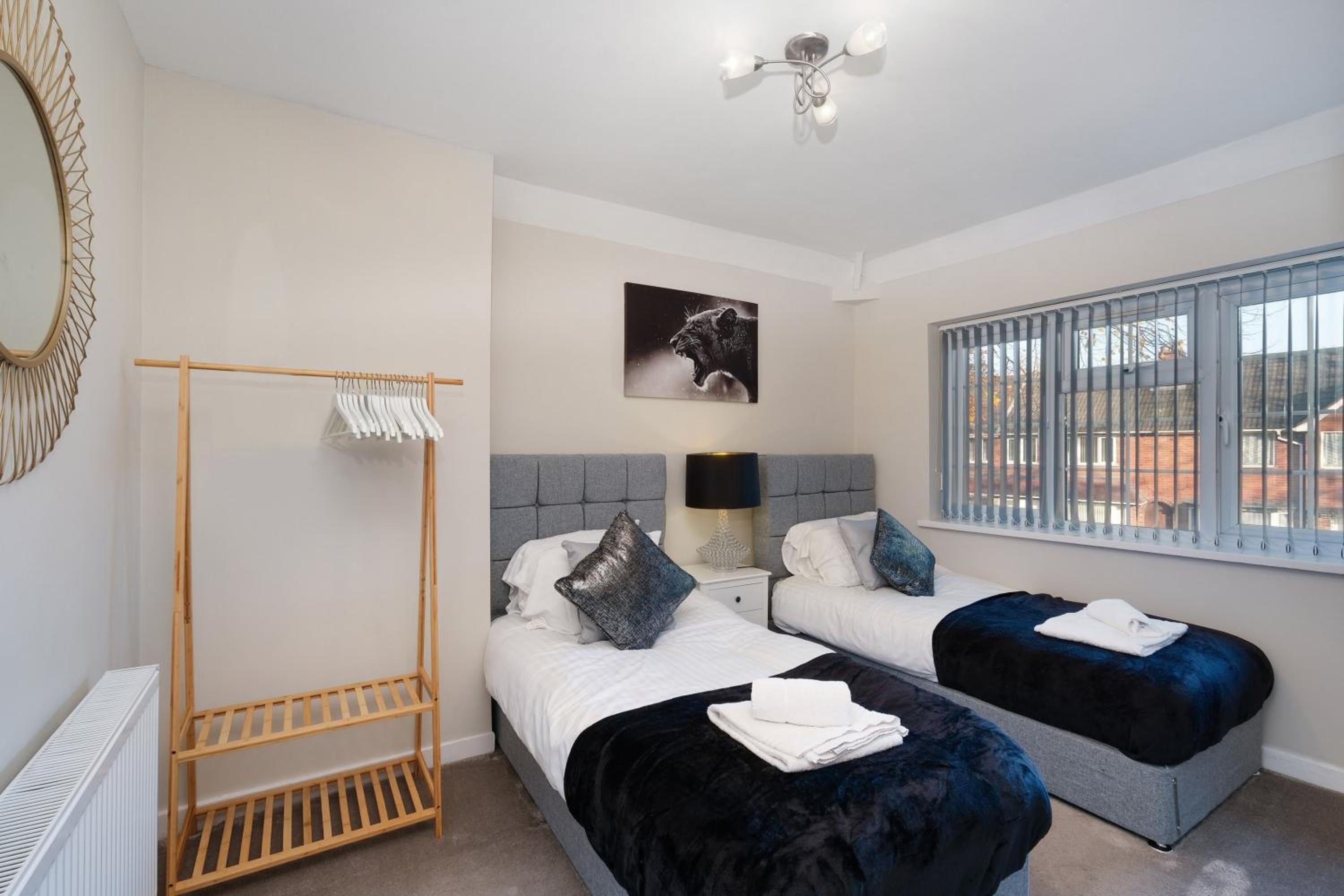 Family-Friendly 4-Bed near Parks & Transport Links