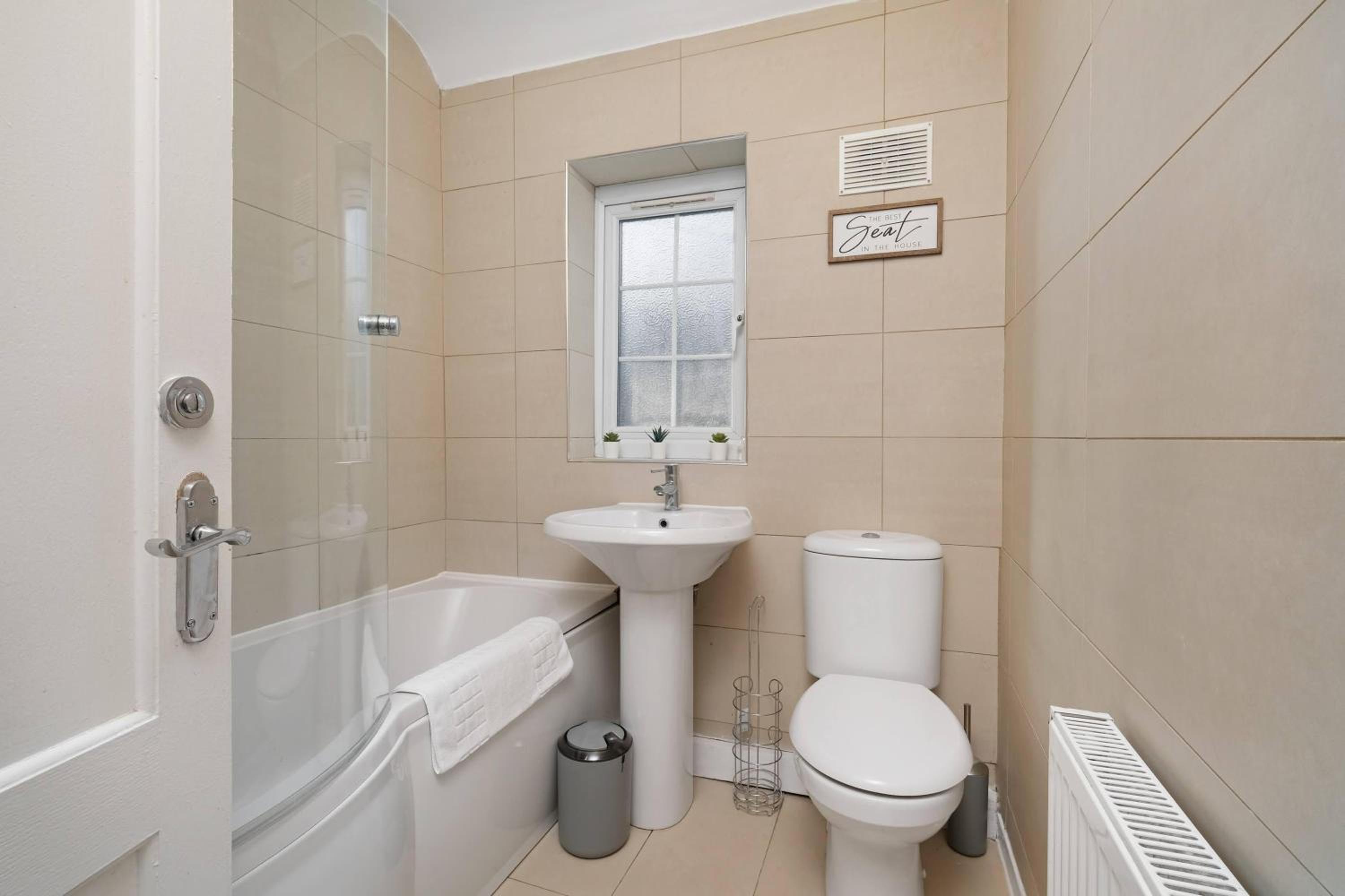 Family-Friendly 4-Bed near Parks & Transport Links