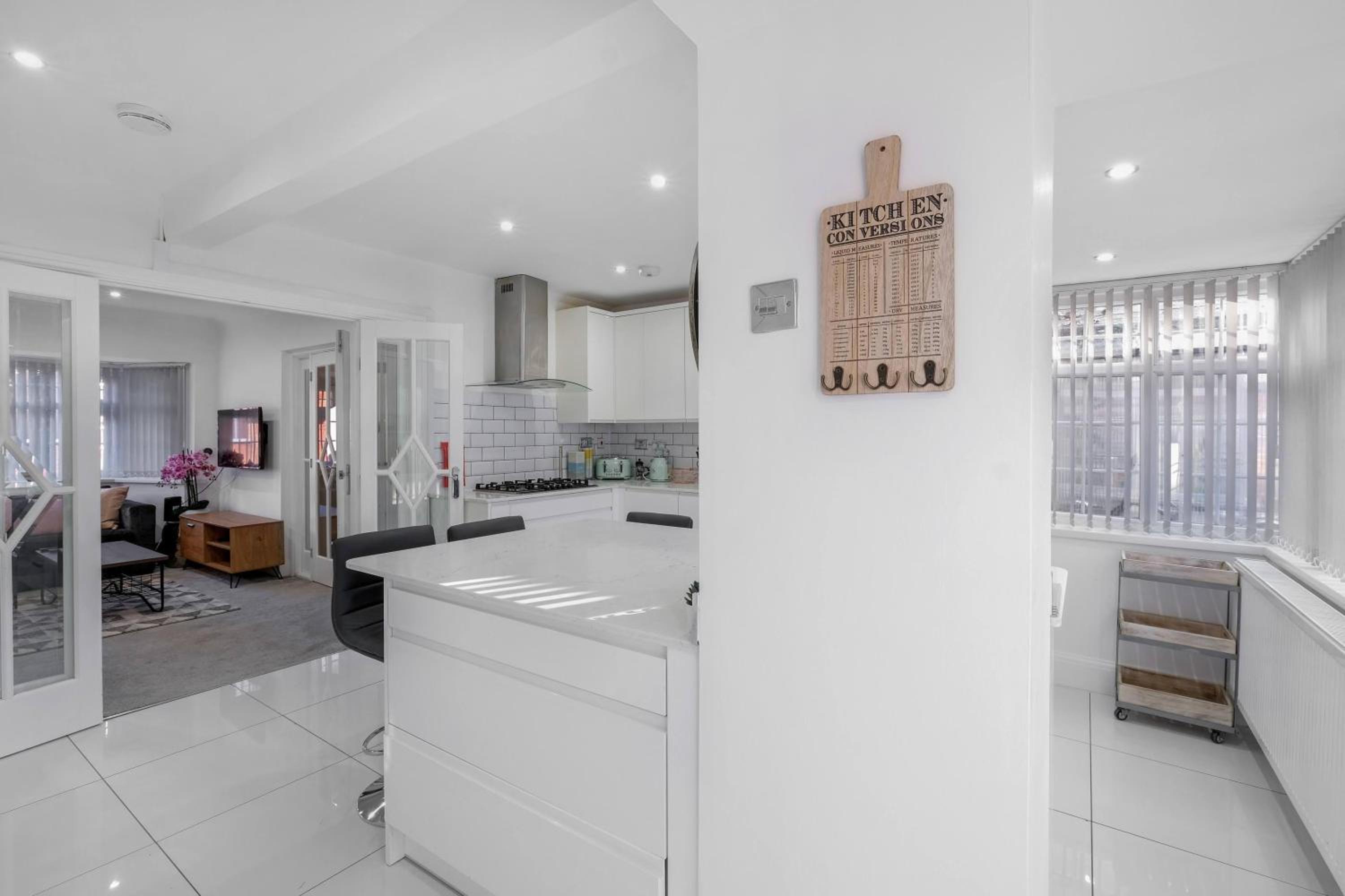 Family-Friendly 4-Bed near Parks & Transport Links