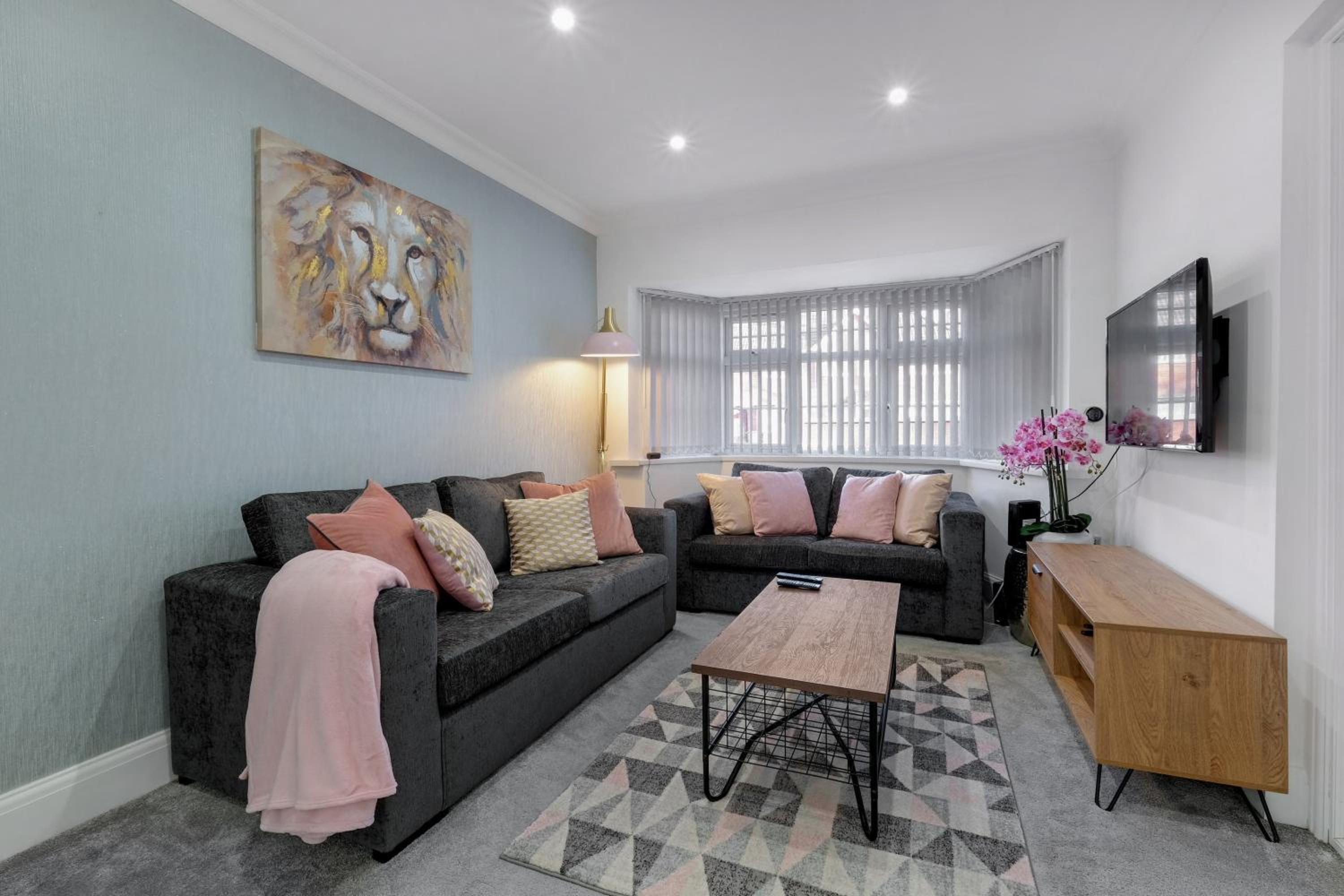 Family-Friendly 4-Bed near Parks & Transport Links