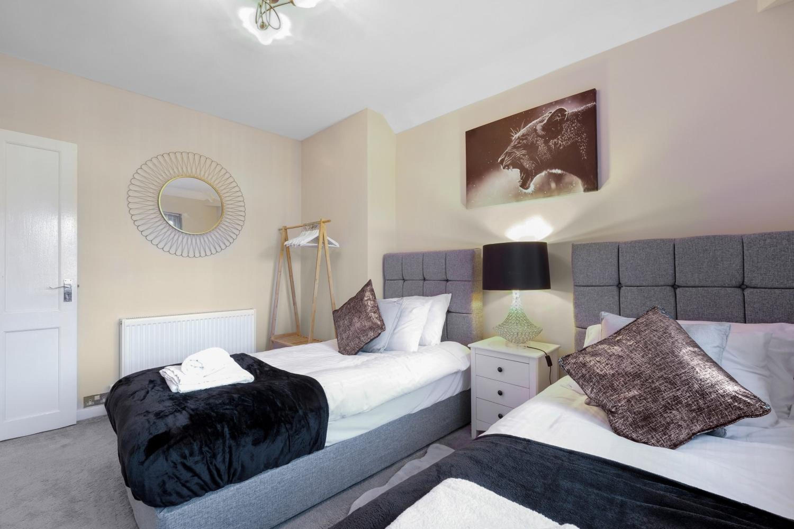 Family-Friendly 4-Bed near Parks & Transport Links