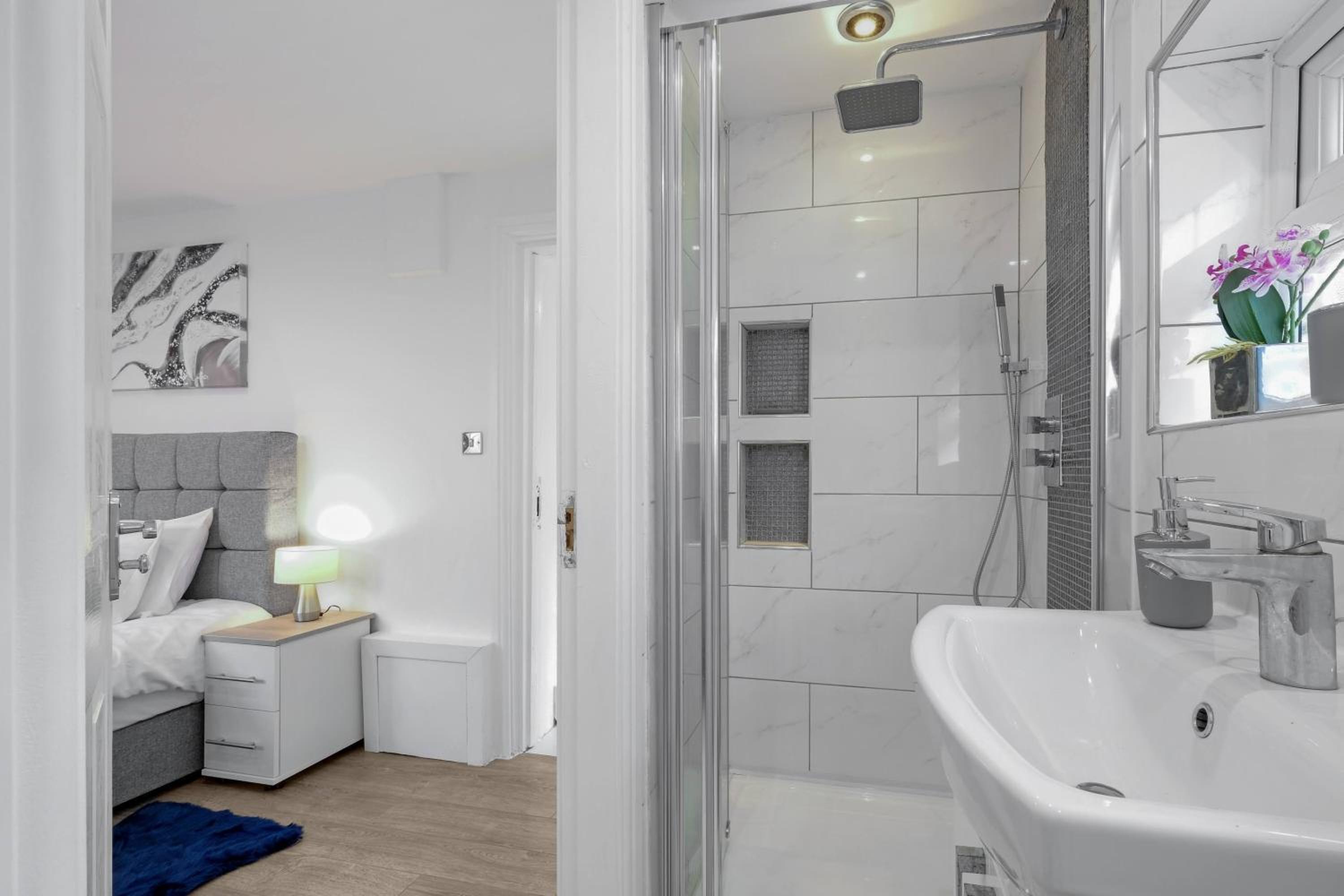 Family-Friendly 4-Bed near Parks & Transport Links
