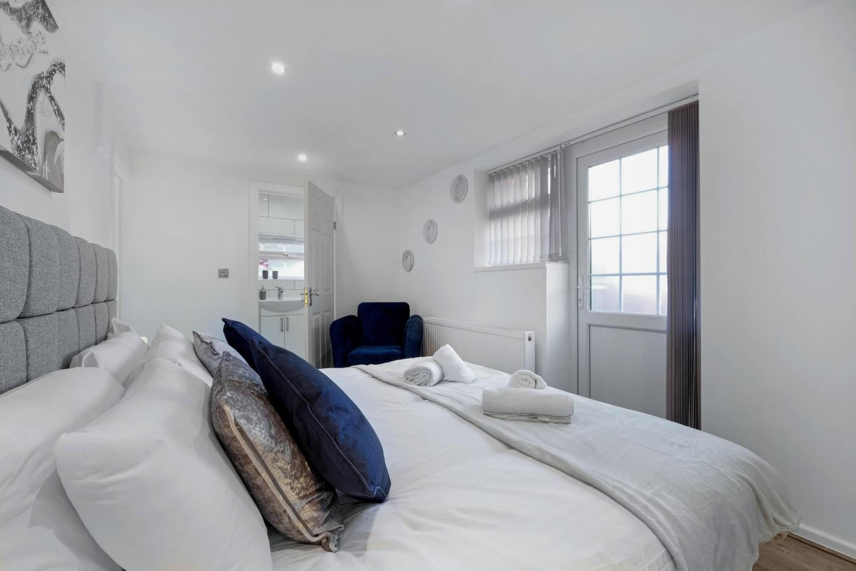 Family-Friendly 4-Bed near Parks & Transport Links
