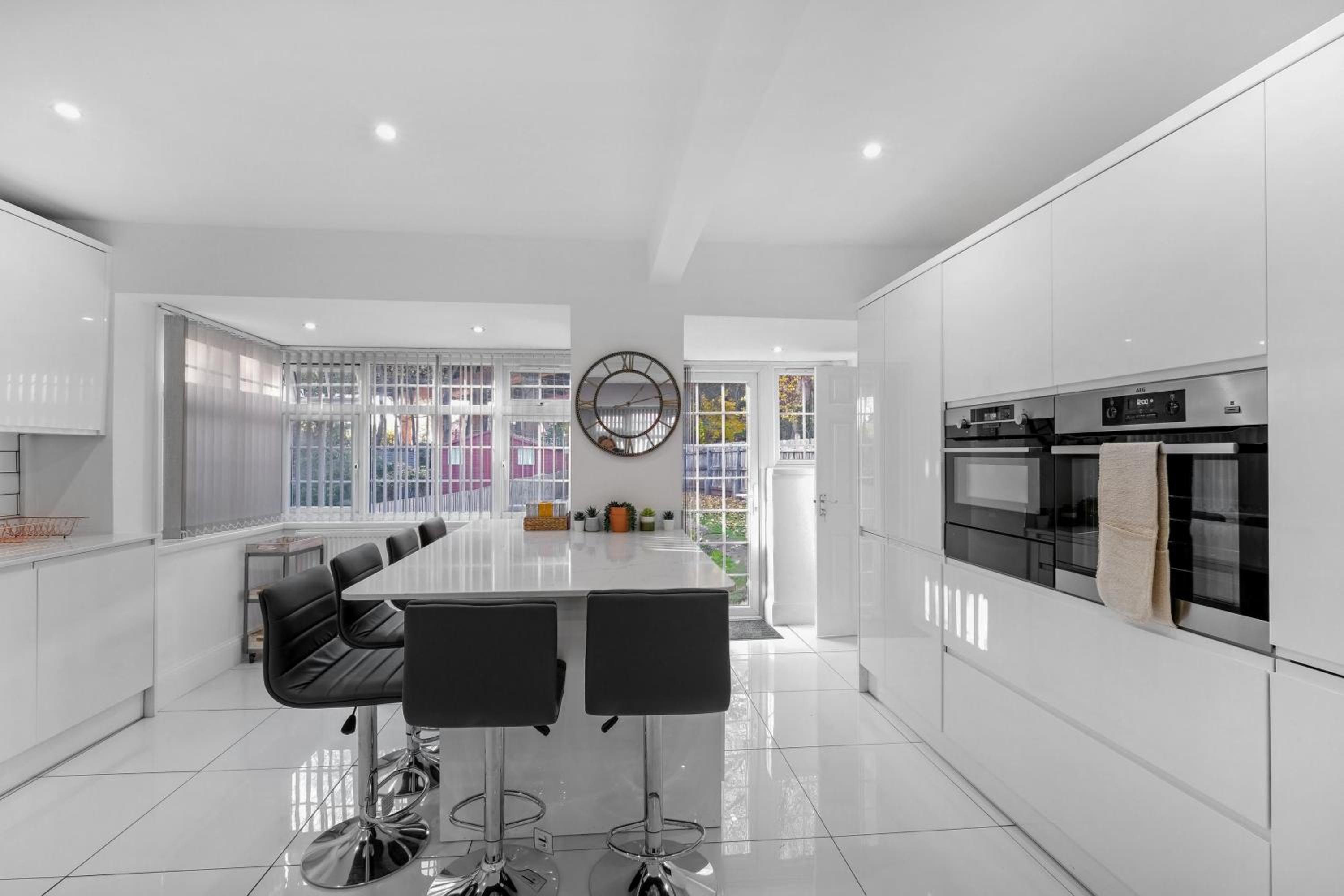 Family-Friendly 4-Bed near Parks & Transport Links