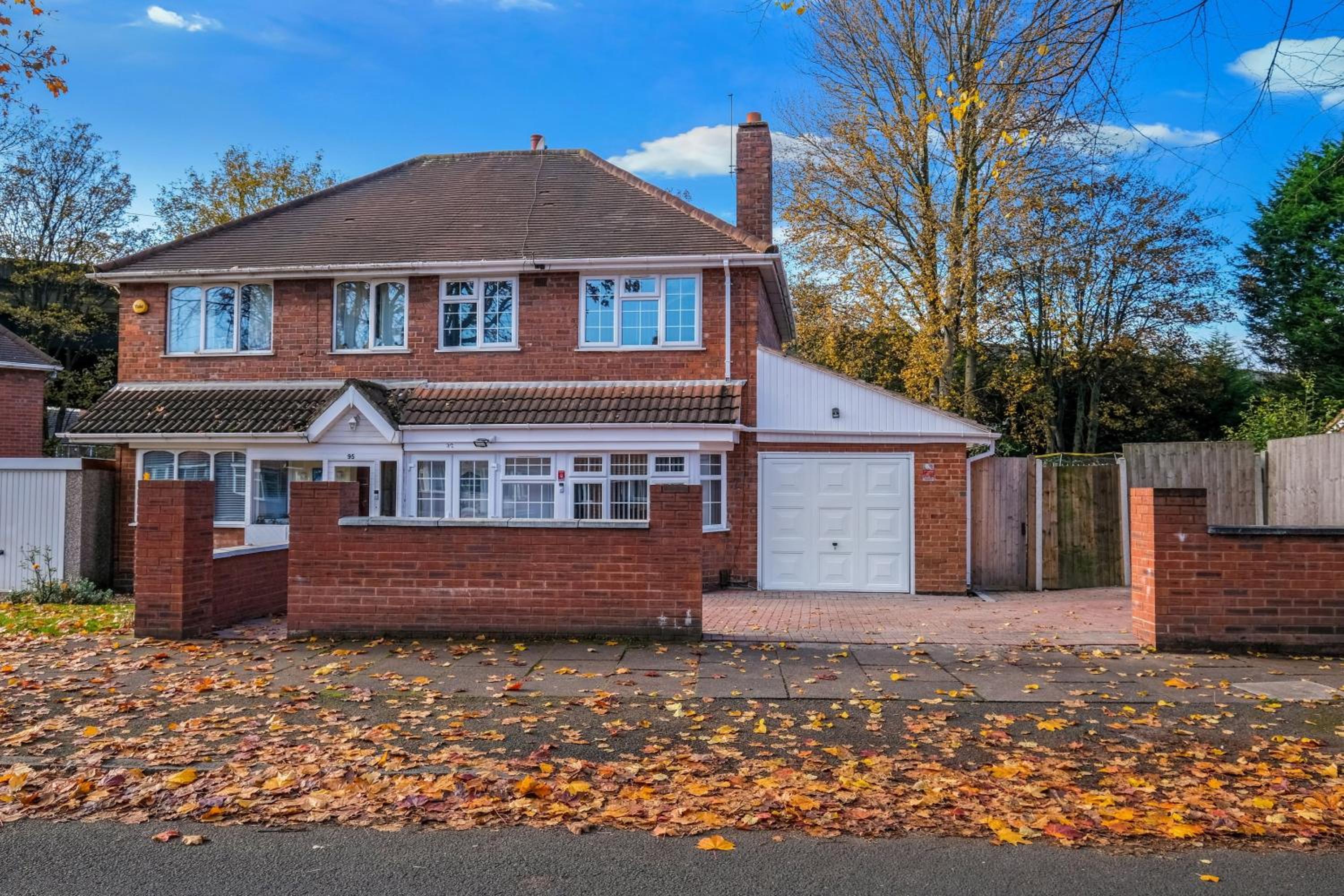 Family-Friendly 4-Bed near Parks & Transport Links
