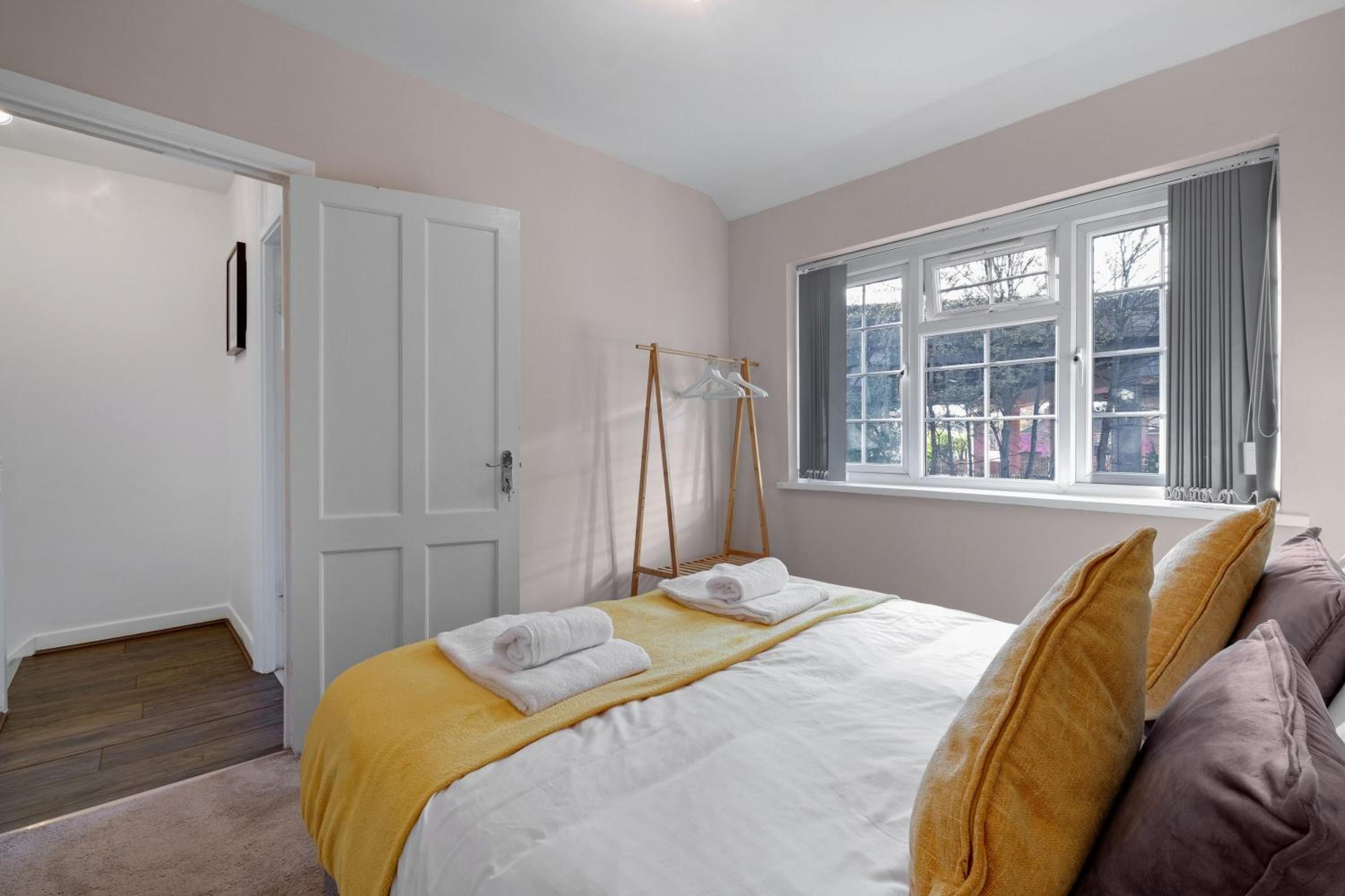 Family-Friendly 4-Bed near Parks & Transport Links