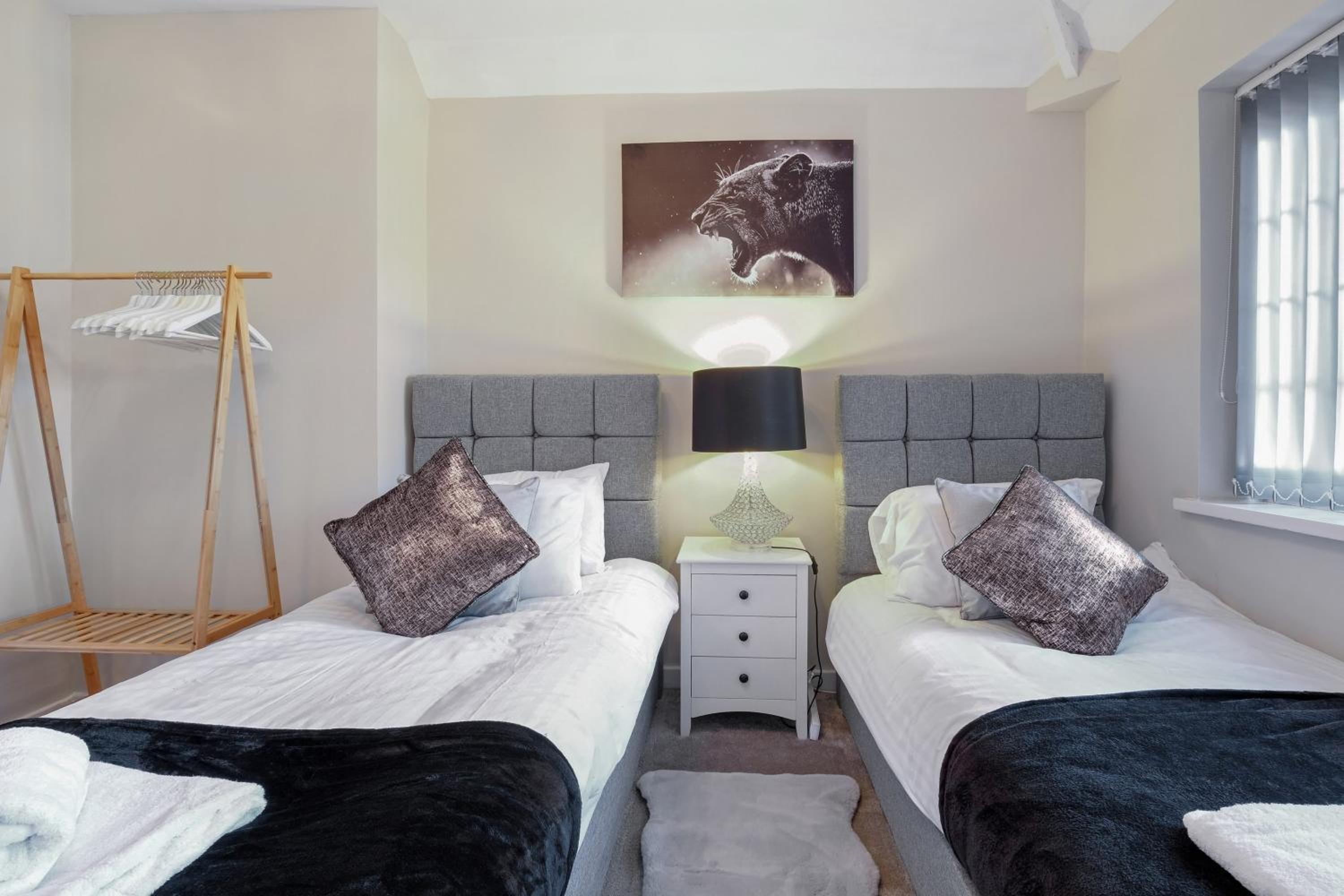 Family-Friendly 4-Bed near Parks & Transport Links