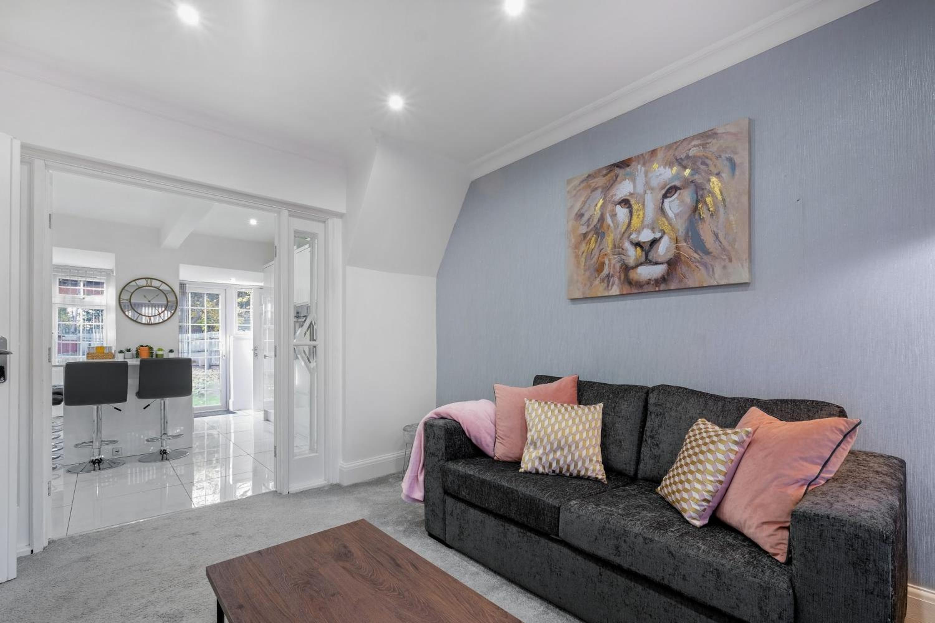 Family-Friendly 4-Bed near Parks & Transport Links