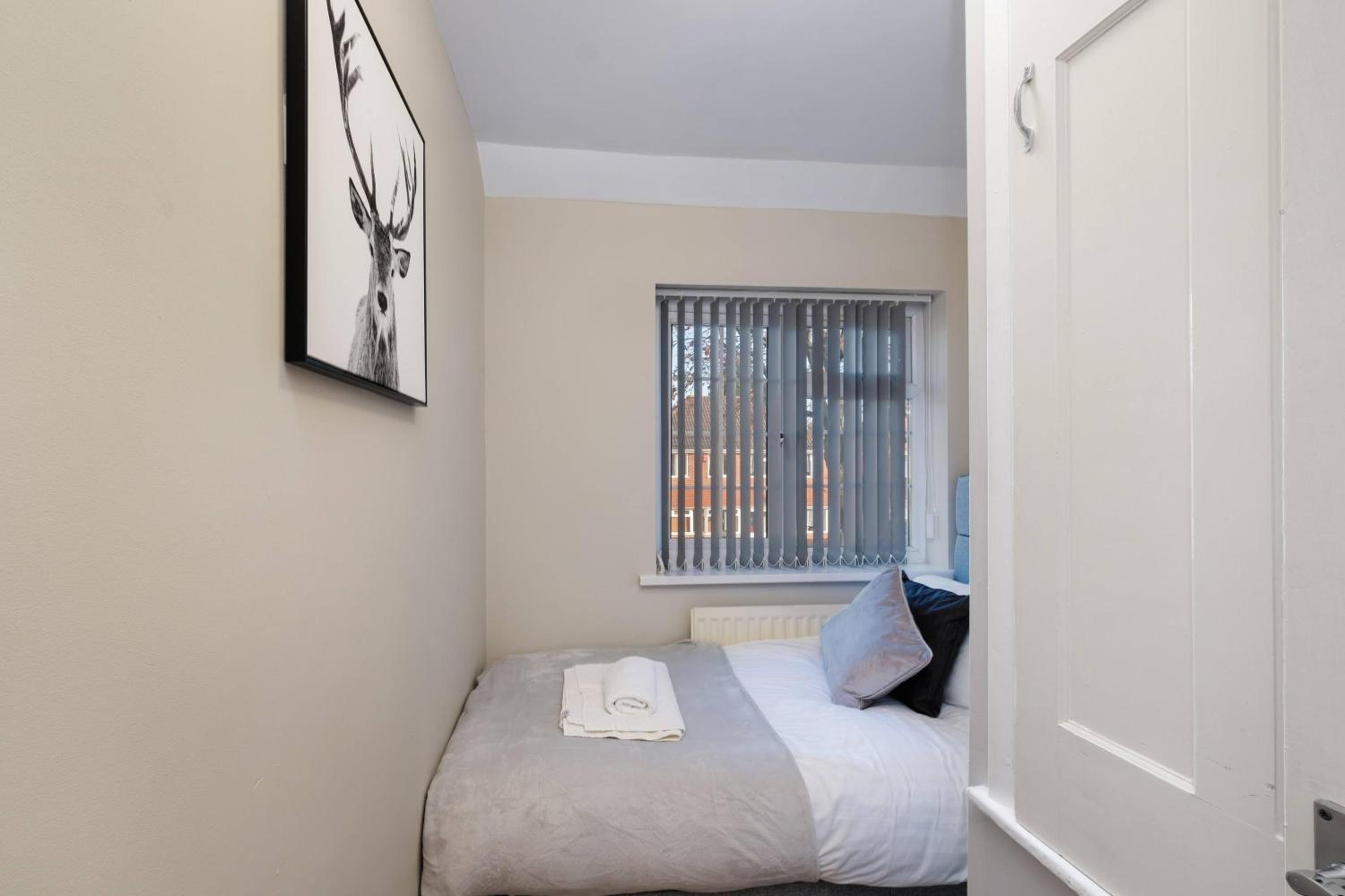 Family-Friendly 4-Bed near Parks & Transport Links