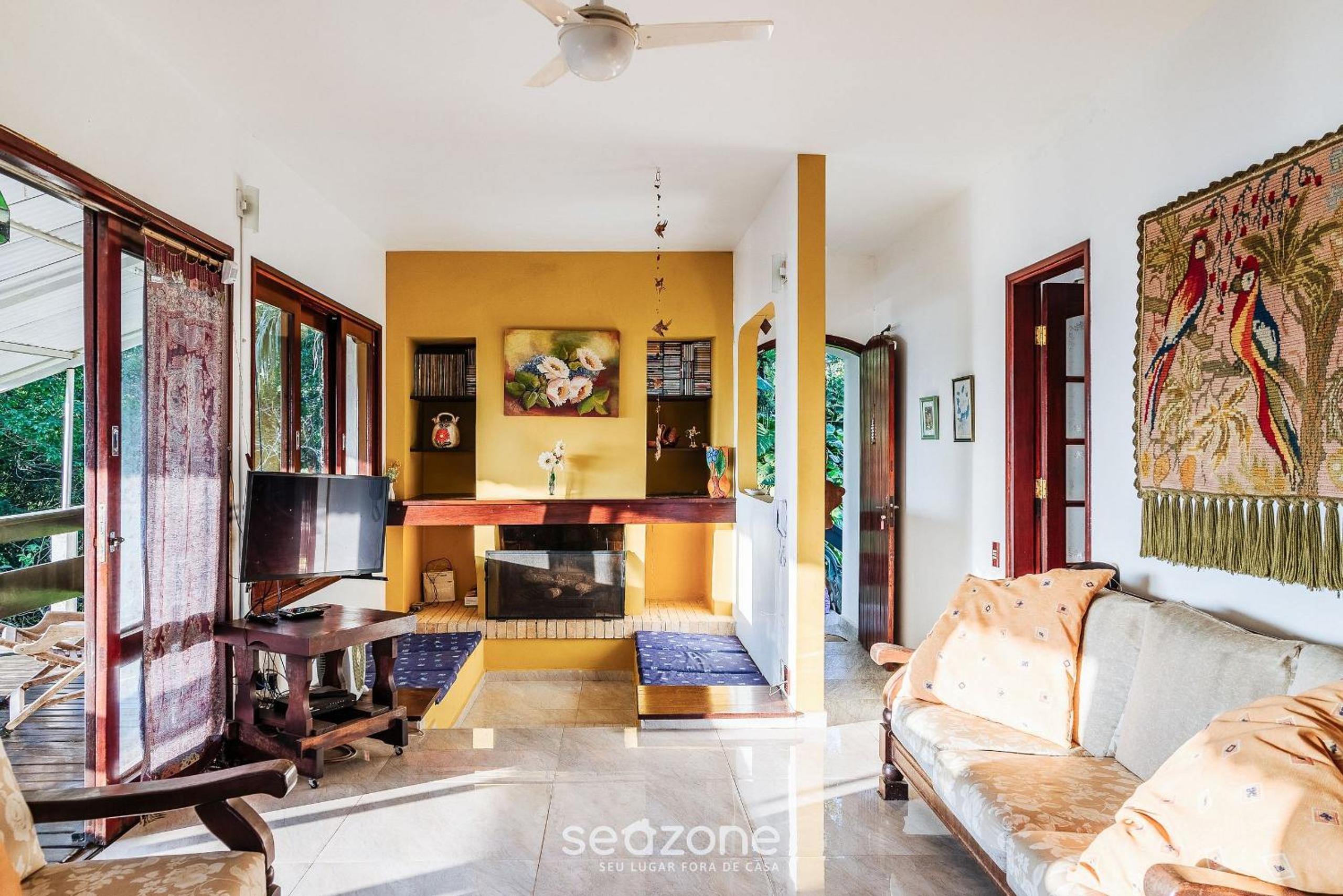 Seaside view house, 10 min from the beach PEV025
