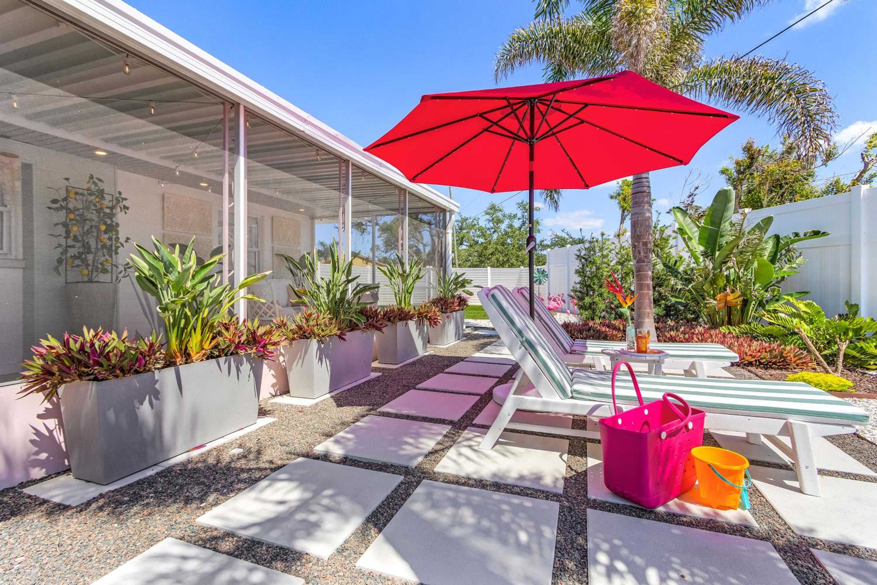 Retro Beach Retreat with Surf Shack in South Venice