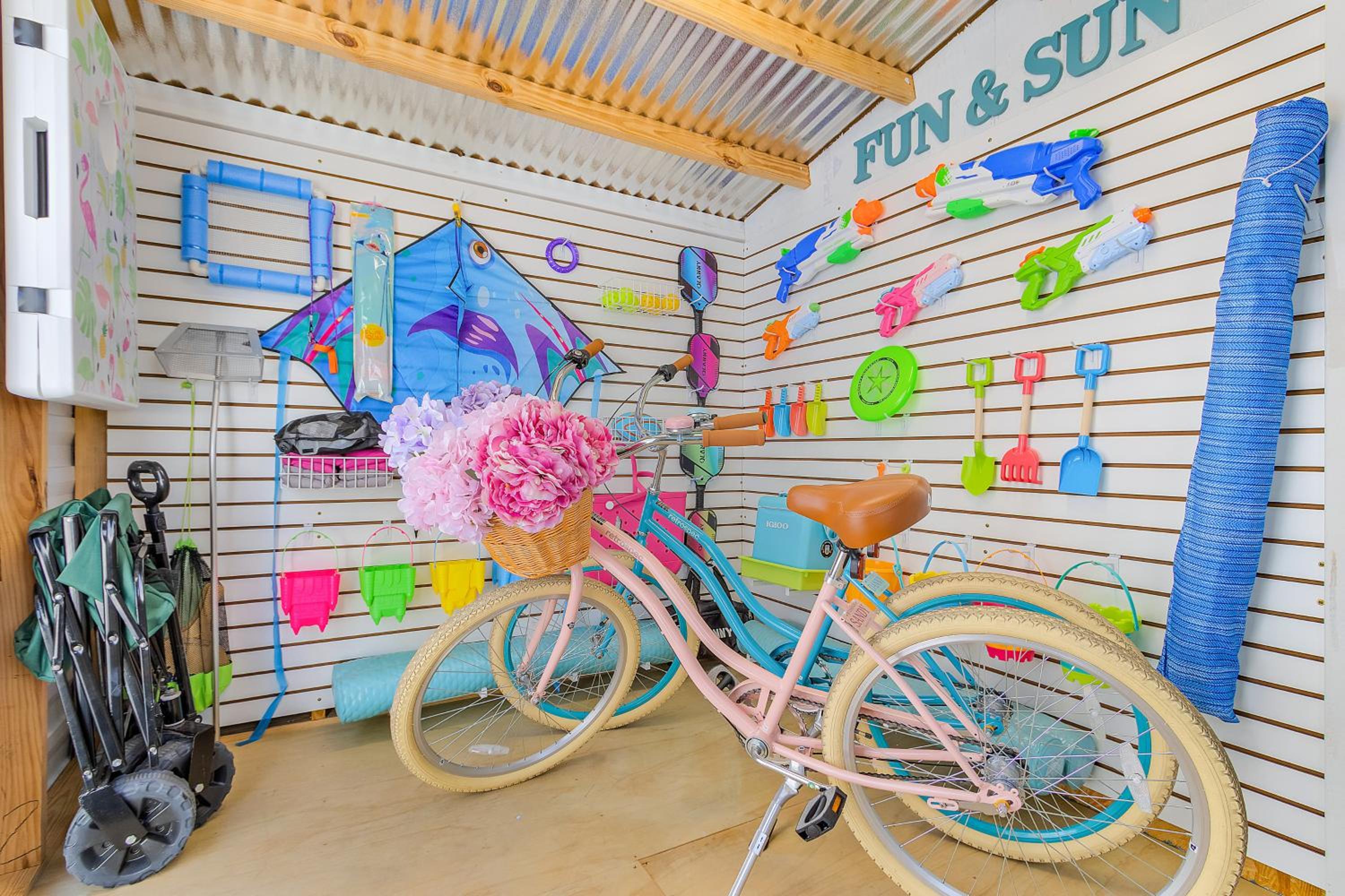 Retro Beach Retreat with Surf Shack in South Venice