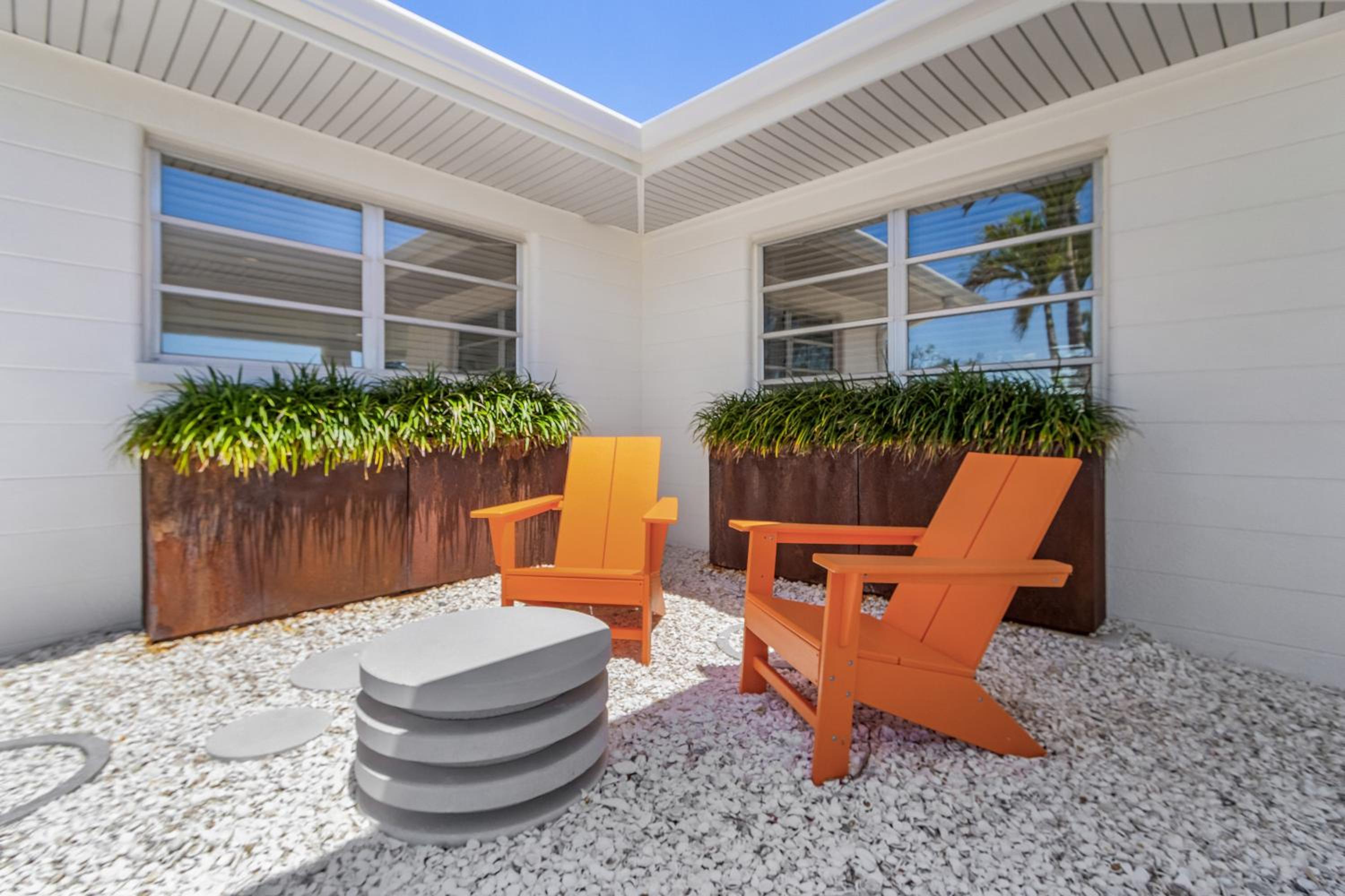 Retro Beach Retreat with Surf Shack in South Venice
