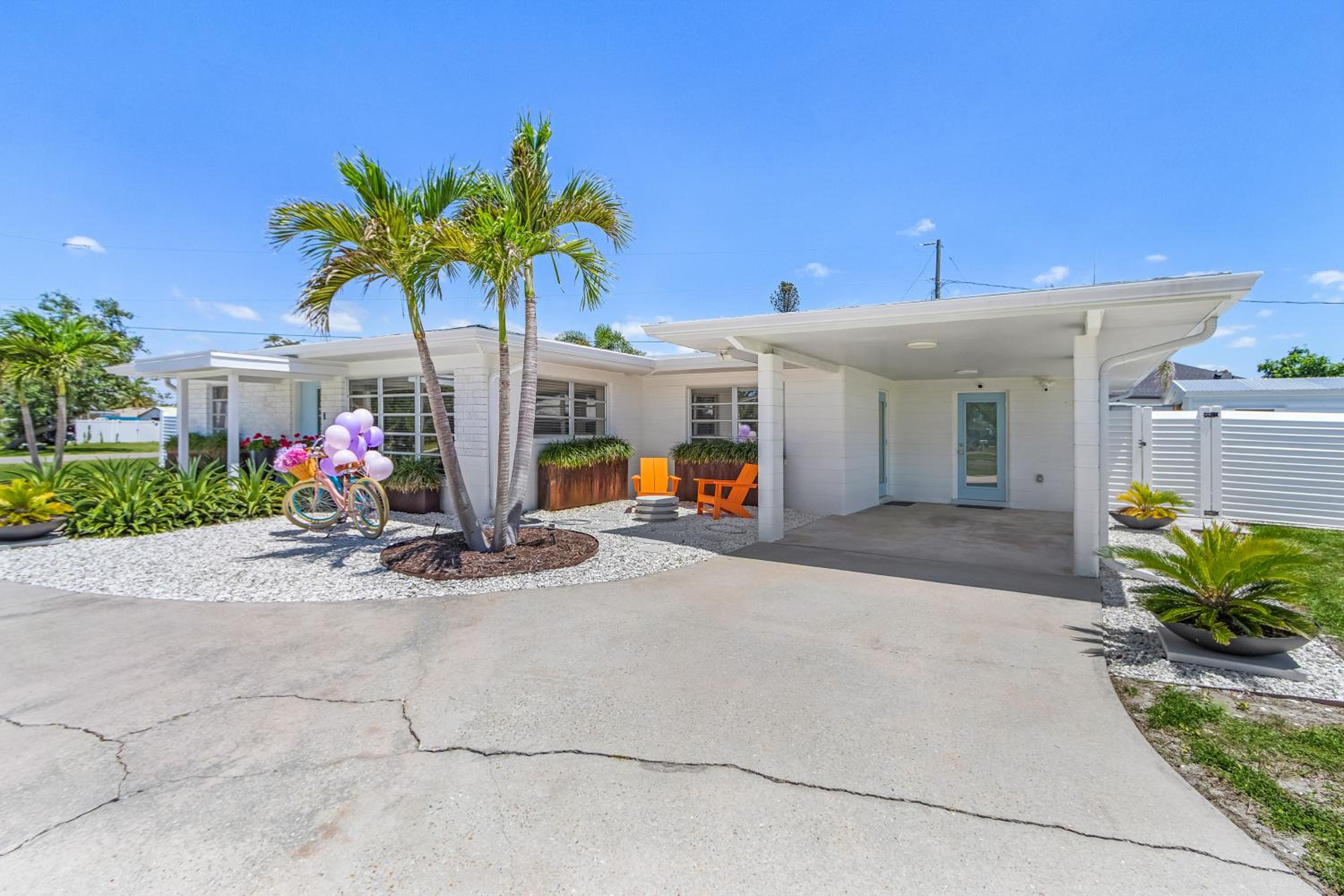 Retro Beach Retreat with Surf Shack in South Venice