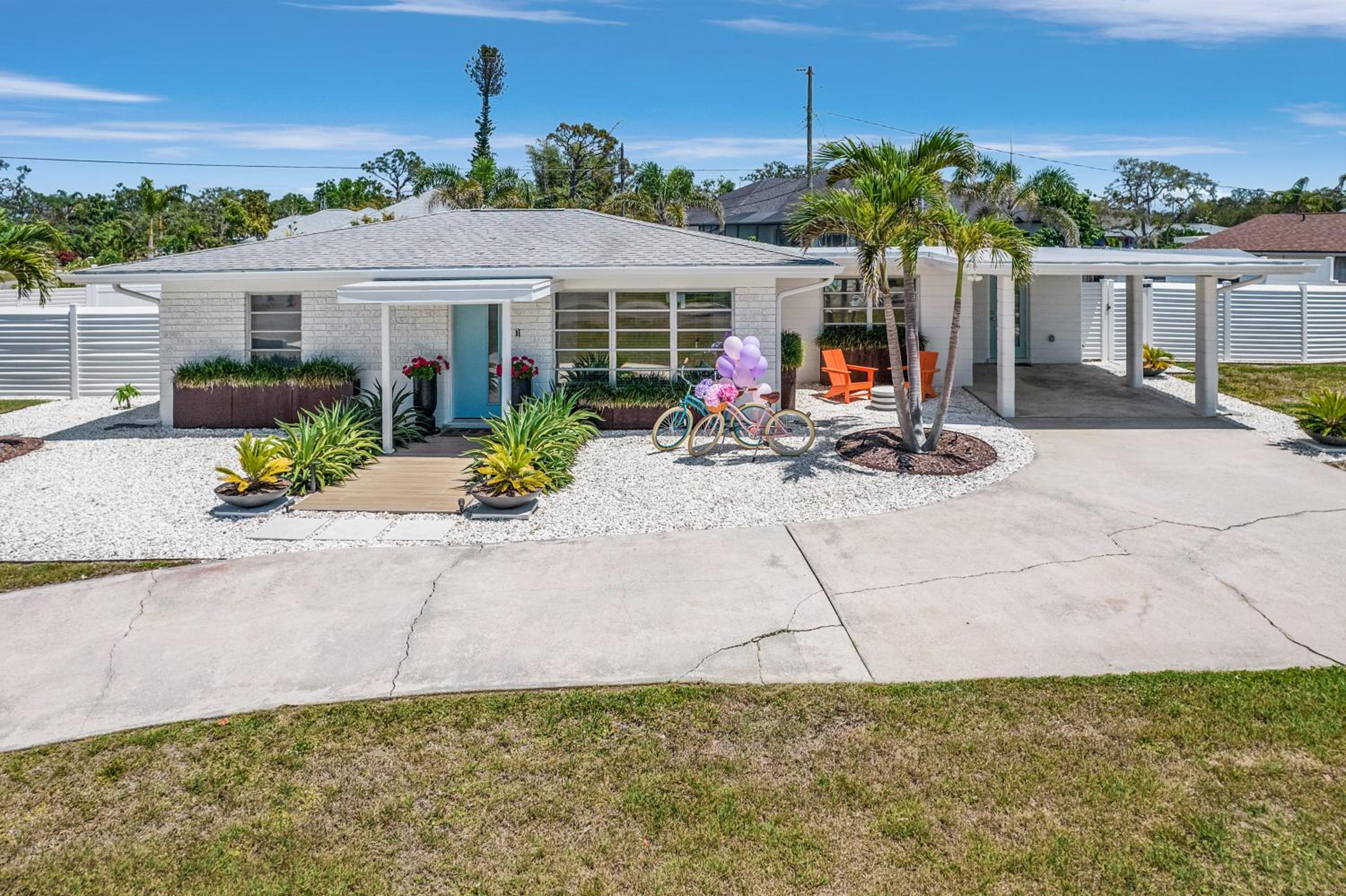 Retro Beach Retreat with Surf Shack in South Venice