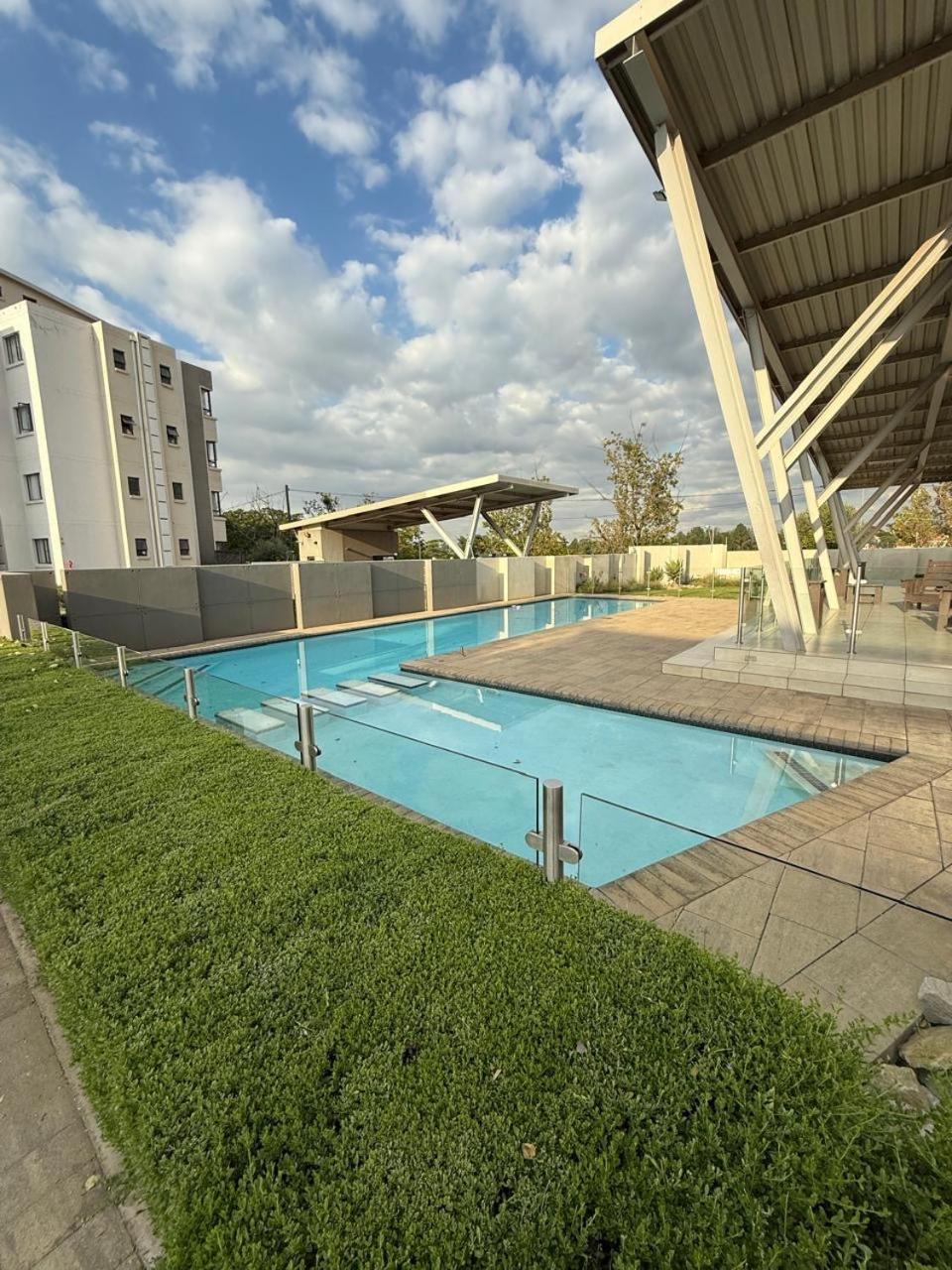 Broadacres apartment-work or play -swimming pool