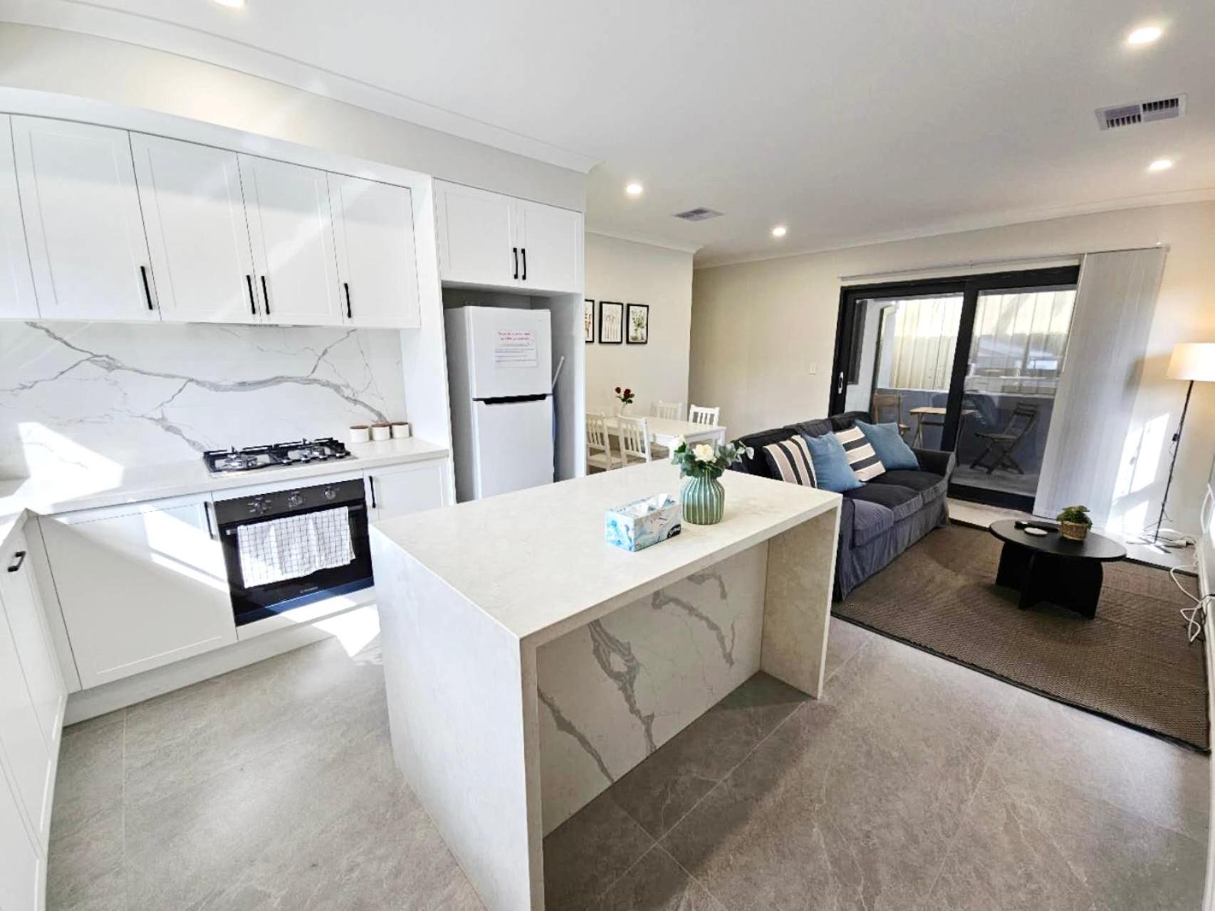 Corporate House for Professionals-Private Room-Shared Common Areas-Walk to Curtin University