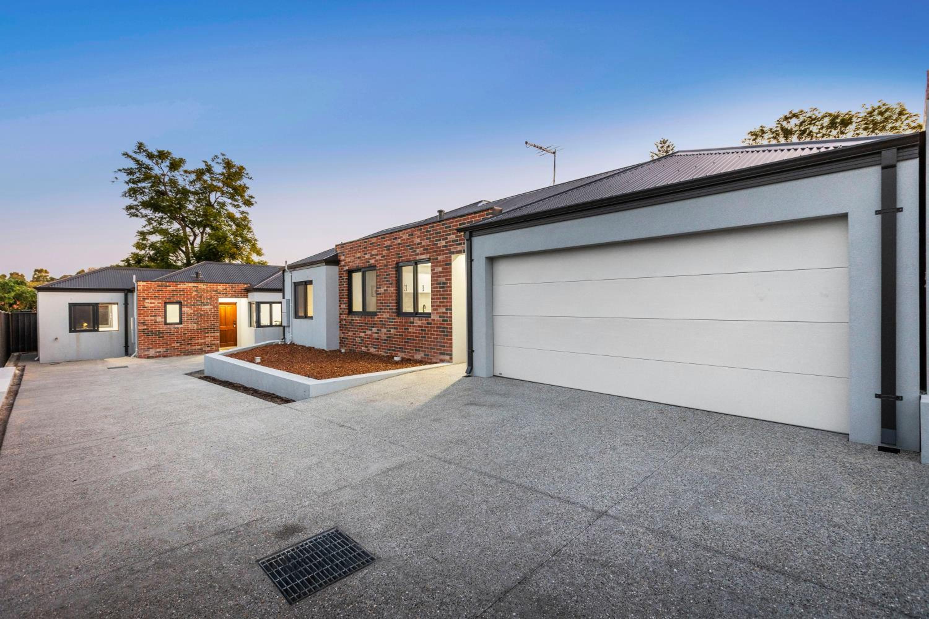 Corporate House for Professionals-Private Room-Shared Common Areas-Walk to Curtin University
