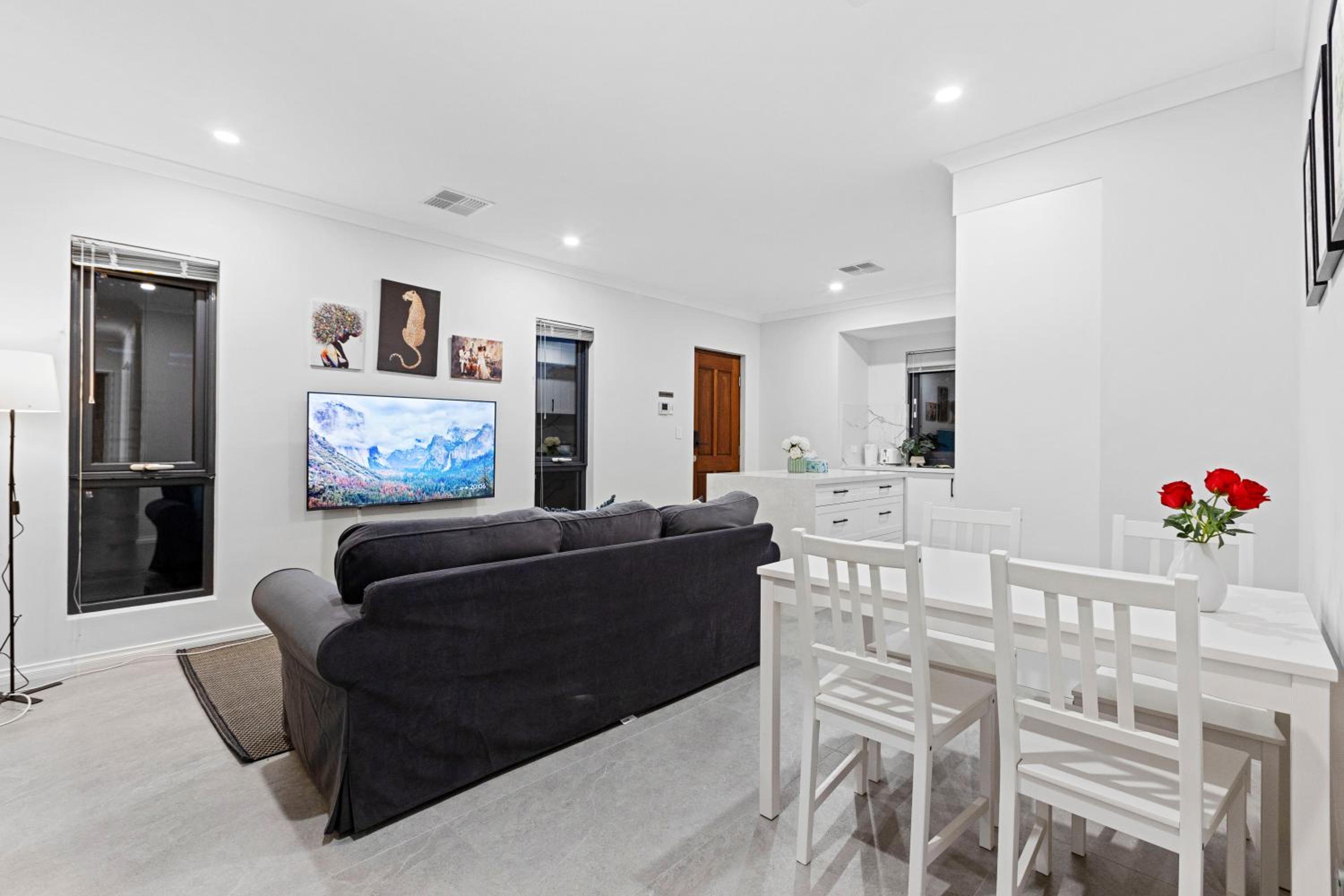 Corporate House for Professionals-Private Room-Shared Common Areas-Walk to Curtin University