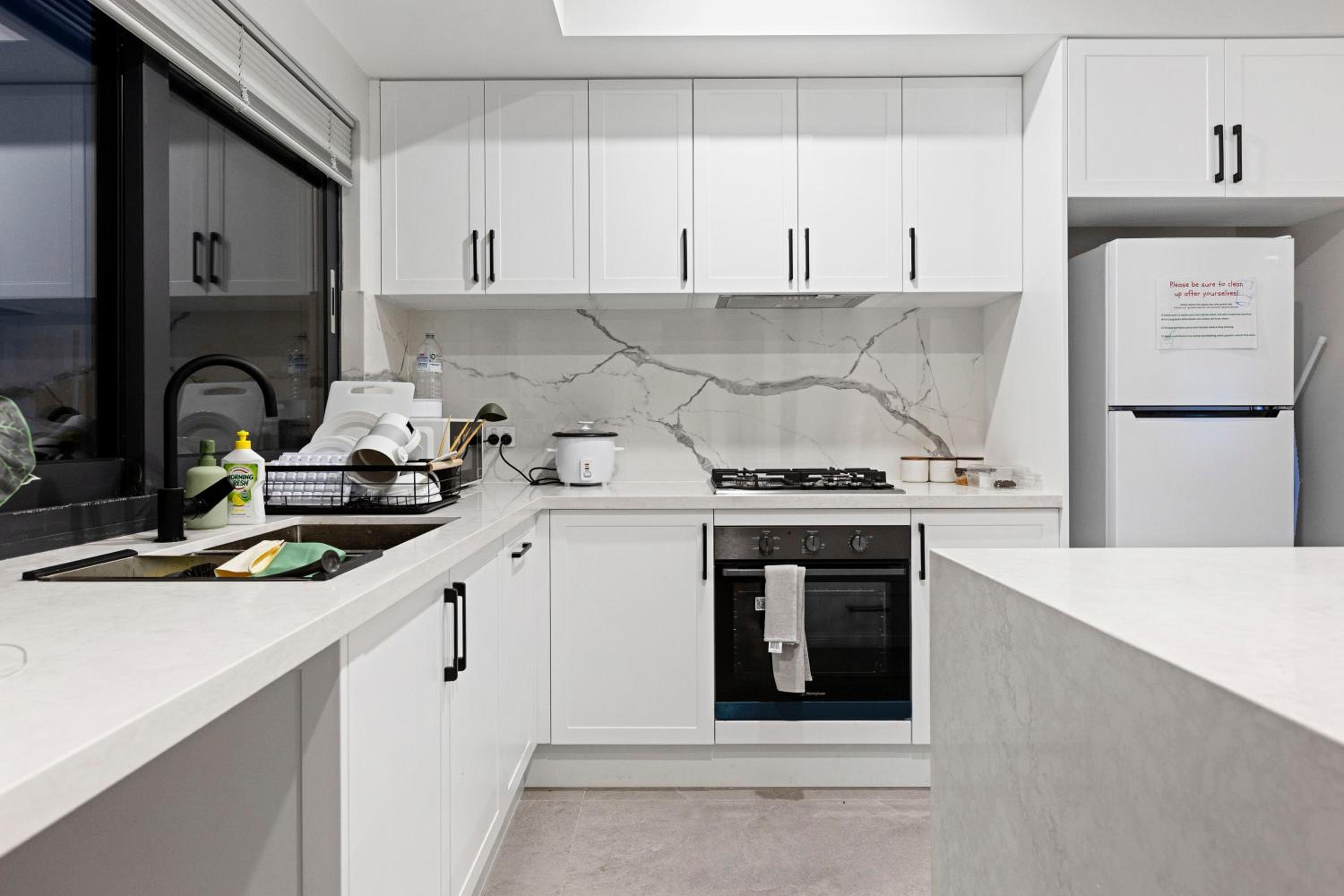 Corporate House for Professionals-Private Room-Shared Common Areas-Walk to Curtin University