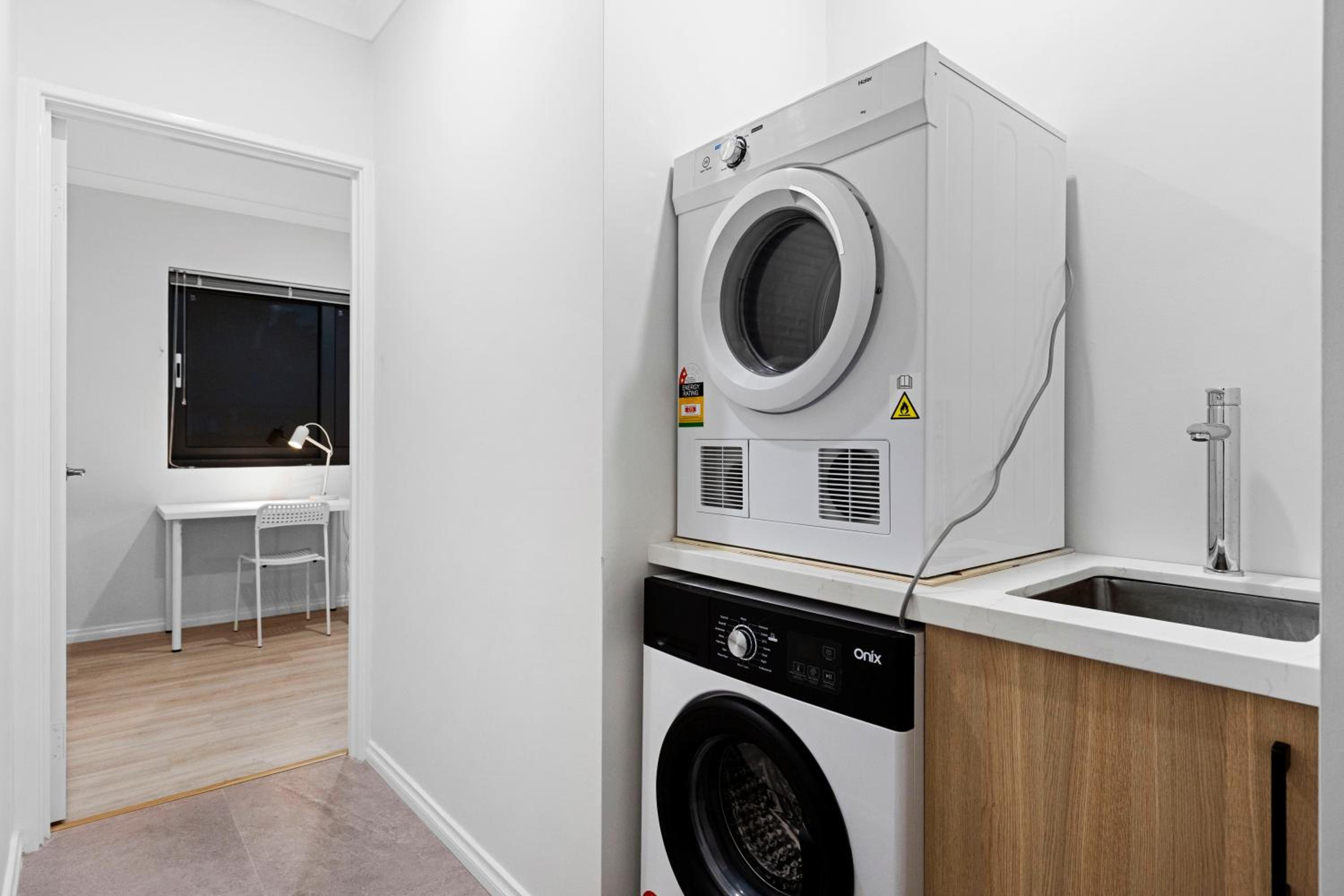 Corporate House for Professionals-Private Room-Shared Common Areas-Walk to Curtin University