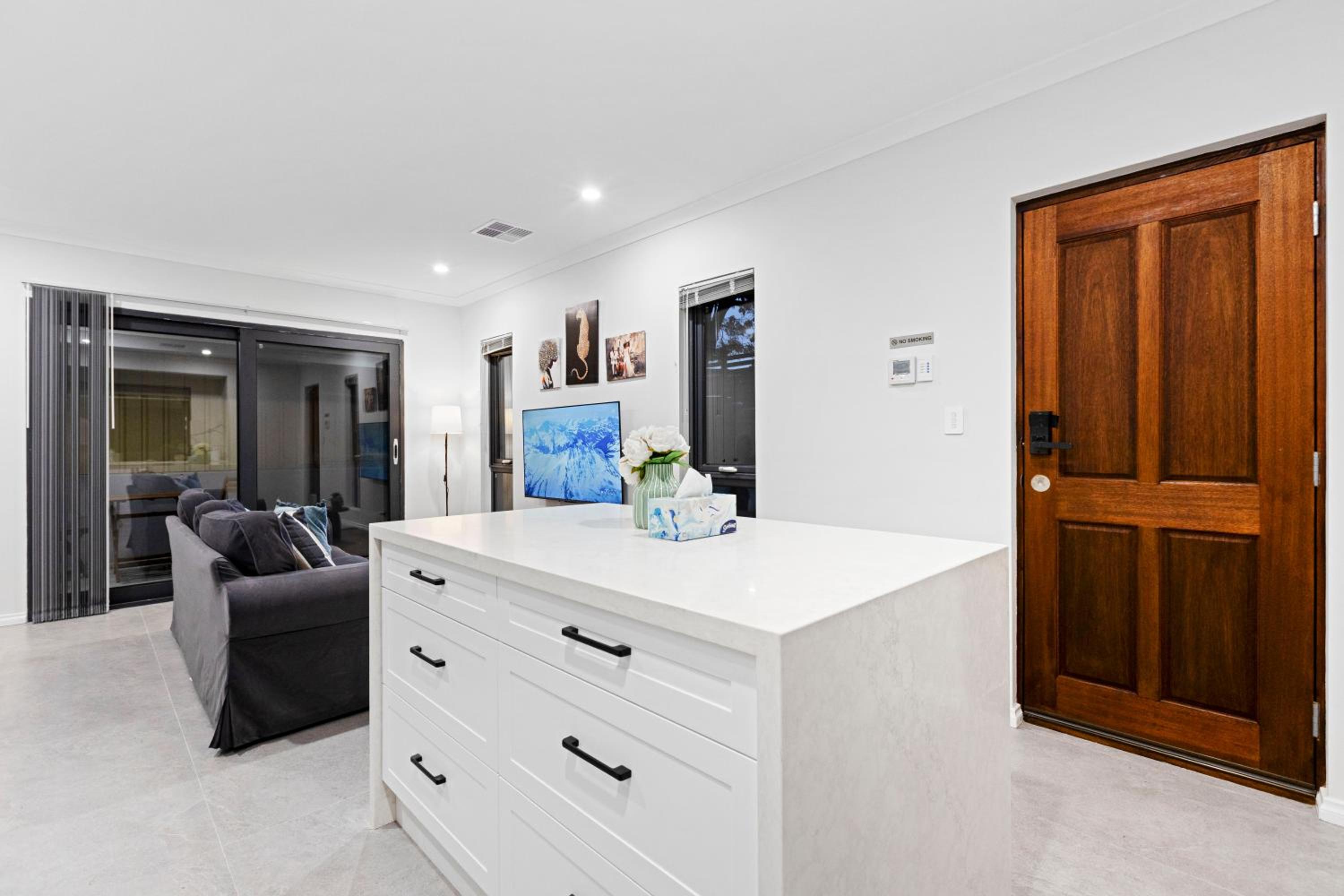 Corporate House for Professionals-Private Room-Shared Common Areas-Walk to Curtin University