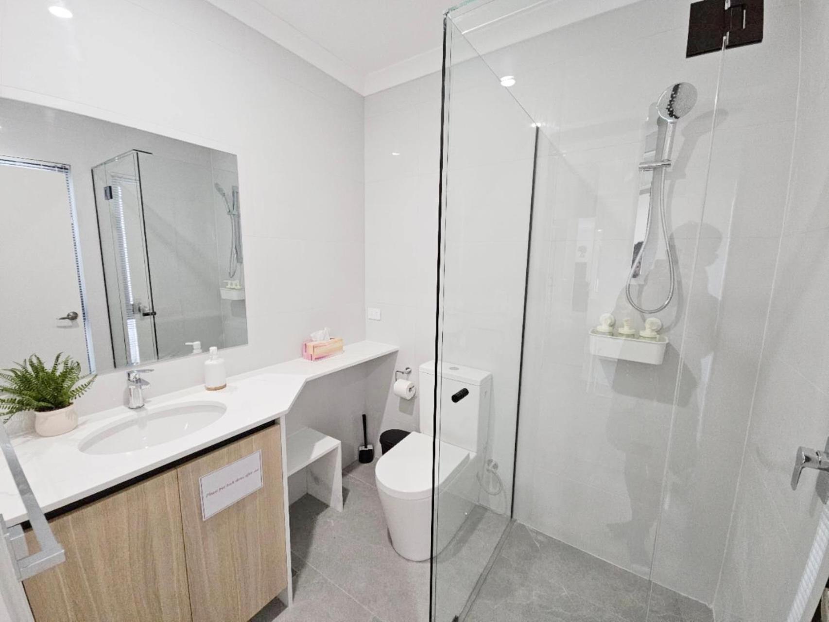 Corporate House for Professionals-Private Room-Shared Common Areas-Walk to Curtin University
