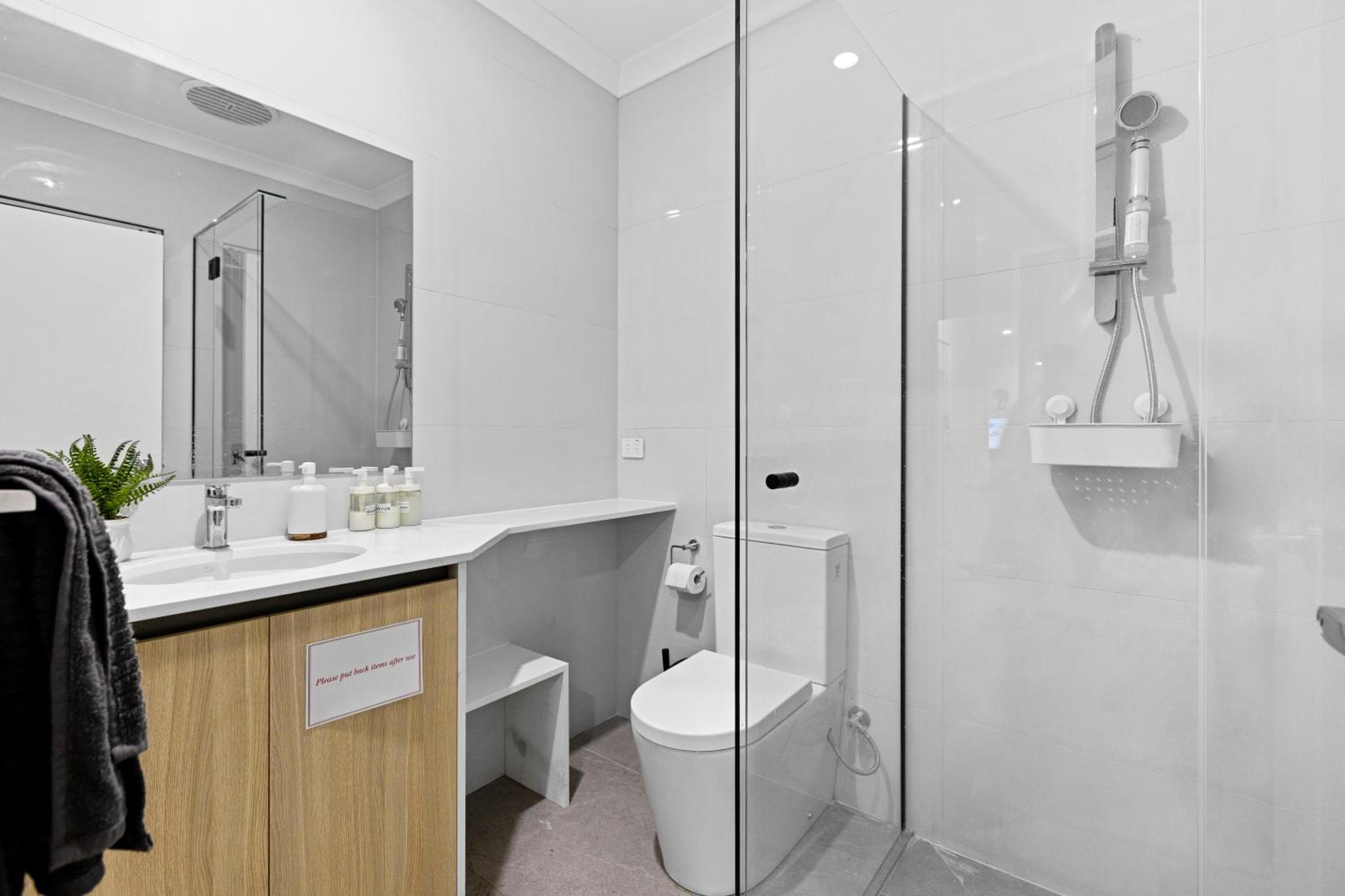 Corporate House for Professionals-Private Room-Shared Common Areas-Walk to Curtin University