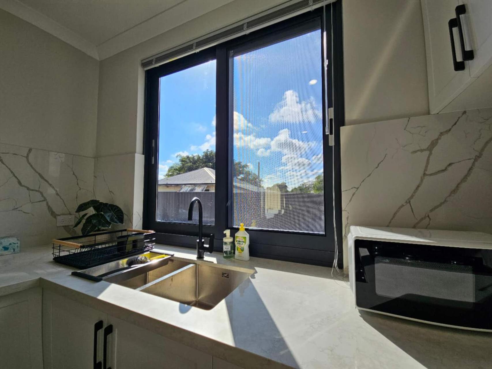 Corporate House for Professionals-Private Room-Shared Common Areas-Walk to Curtin University