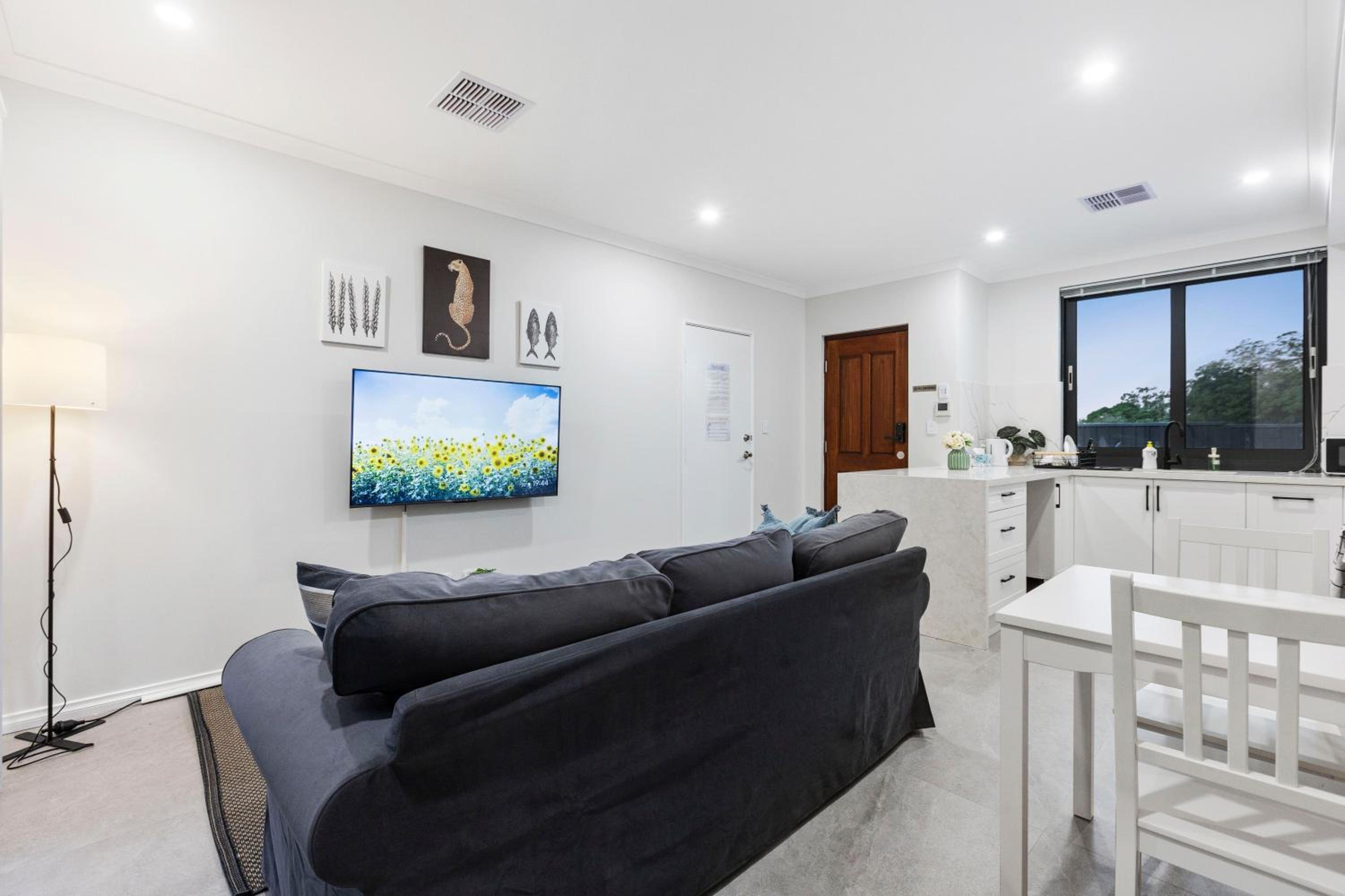 Corporate House for Professionals-Private Room-Shared Common Areas-Walk to Curtin University