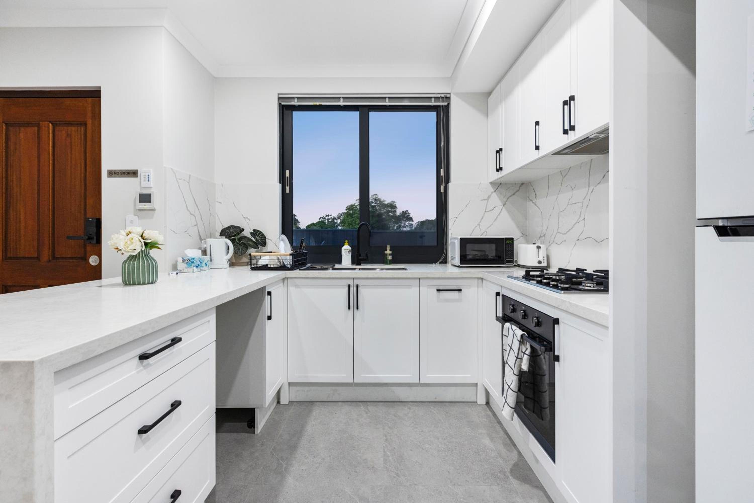 Corporate House for Professionals-Private Room-Shared Common Areas-Walk to Curtin University