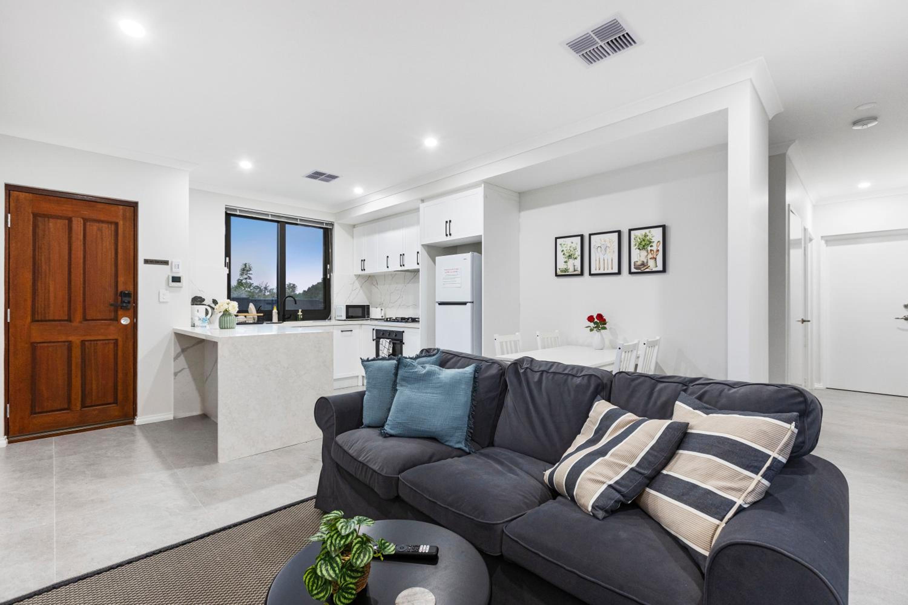 Corporate House for Professionals-Private Room-Shared Common Areas-Walk to Curtin University