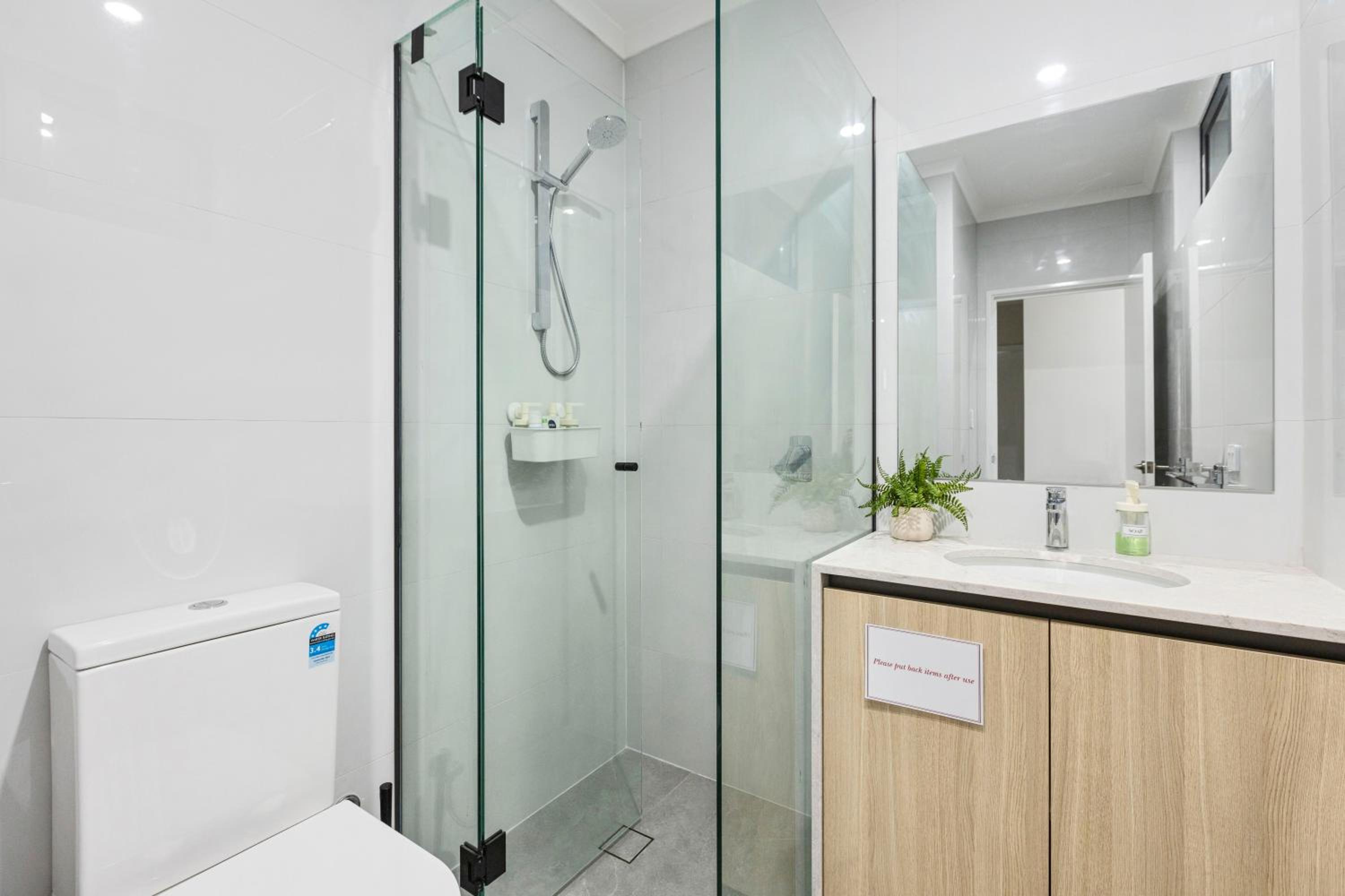 Corporate House for Professionals-Private Room-Shared Common Areas-Walk to Curtin University