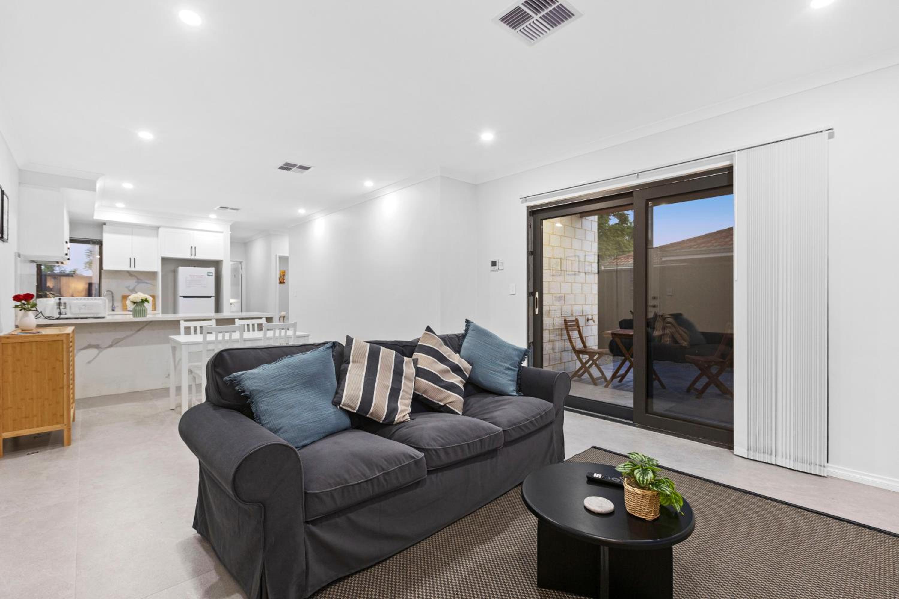 Corporate House for Professionals-Private Room-Shared Common Areas-Walk to Curtin University