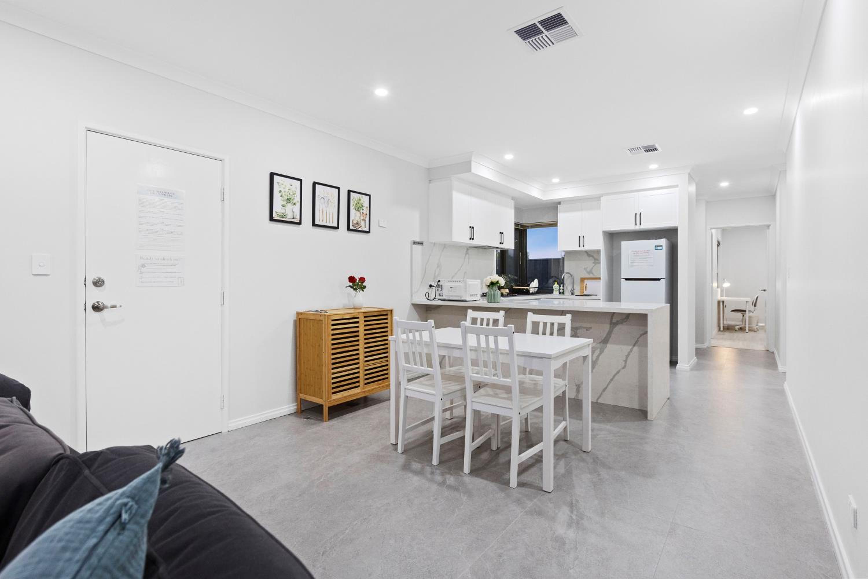 Corporate House for Professionals-Private Room-Shared Common Areas-Walk to Curtin University