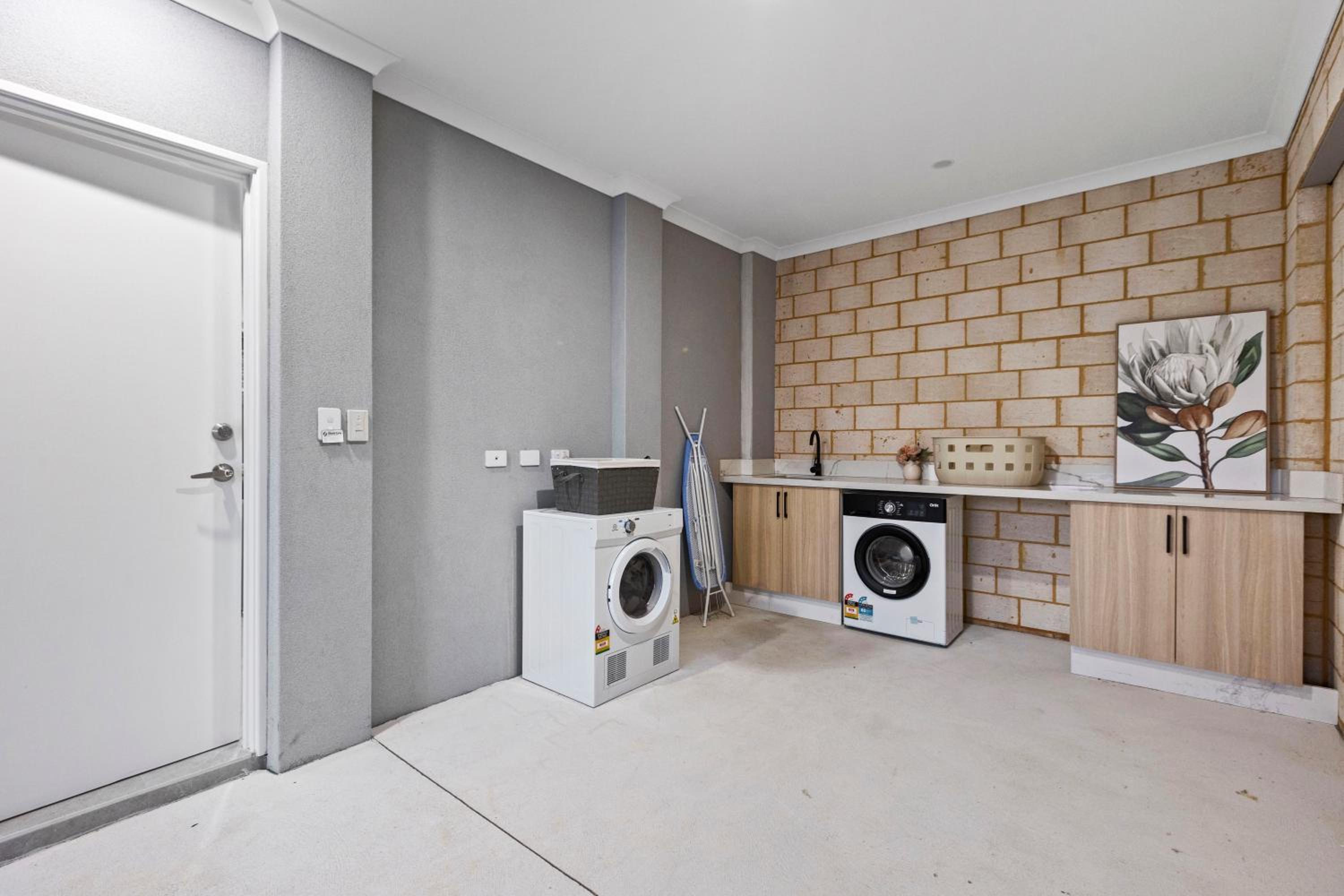 Corporate House for Professionals-Private Room-Shared Common Areas-Walk to Curtin University