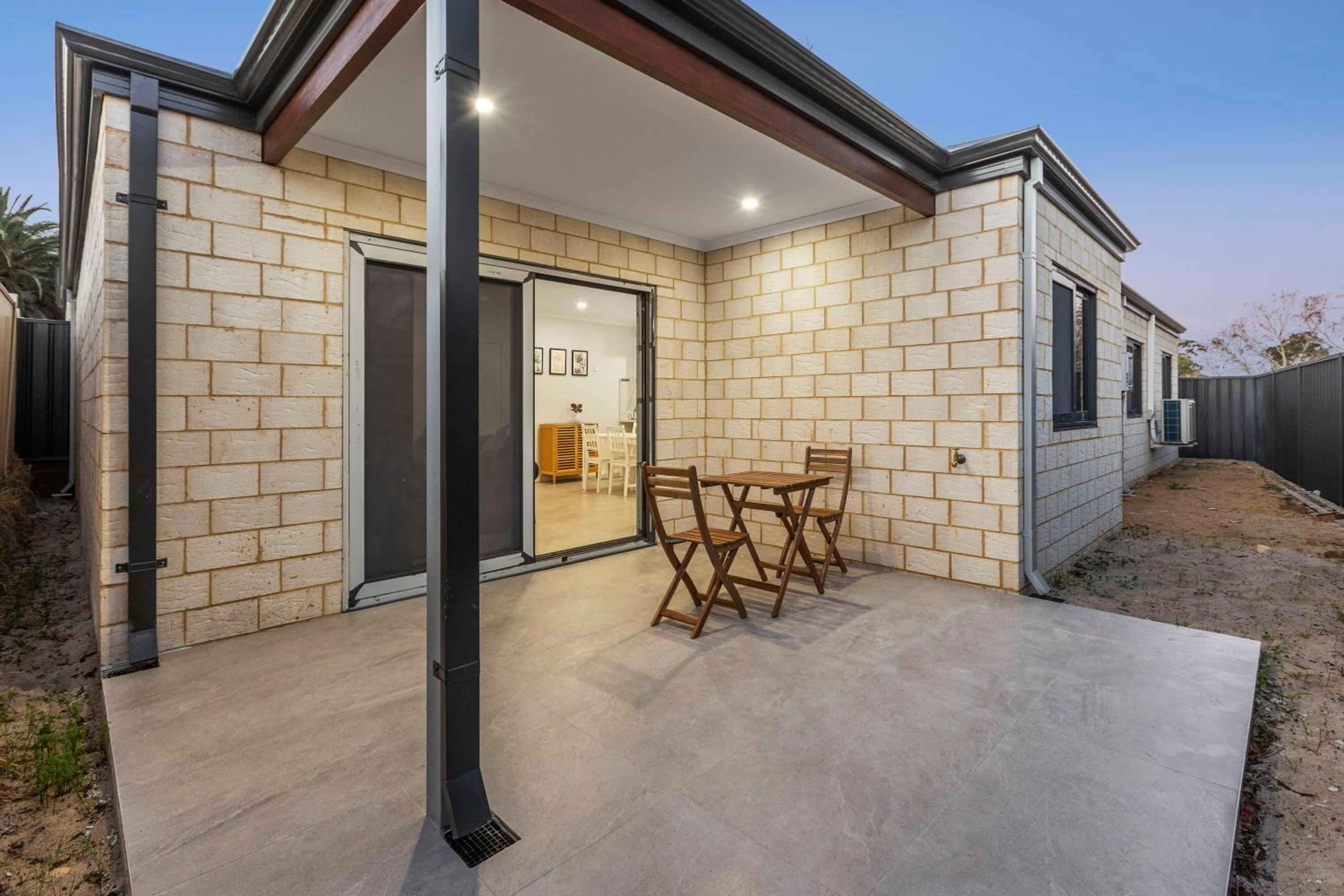 Corporate House for Professionals-Private Room-Shared Common Areas-Walk to Curtin University