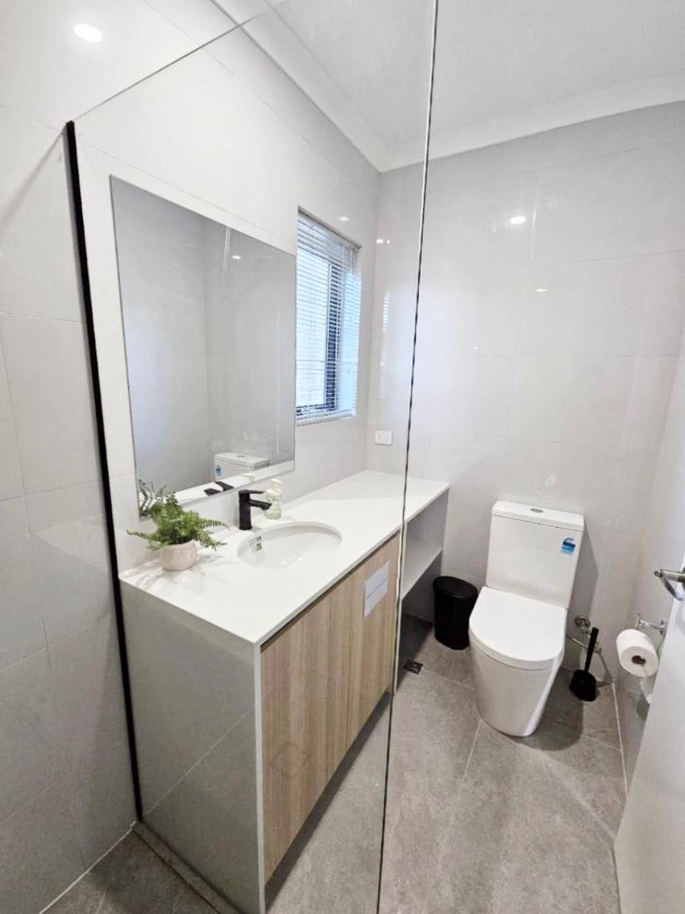 Corporate House for Professionals-Private Room-Shared Common Areas-Walk to Curtin University