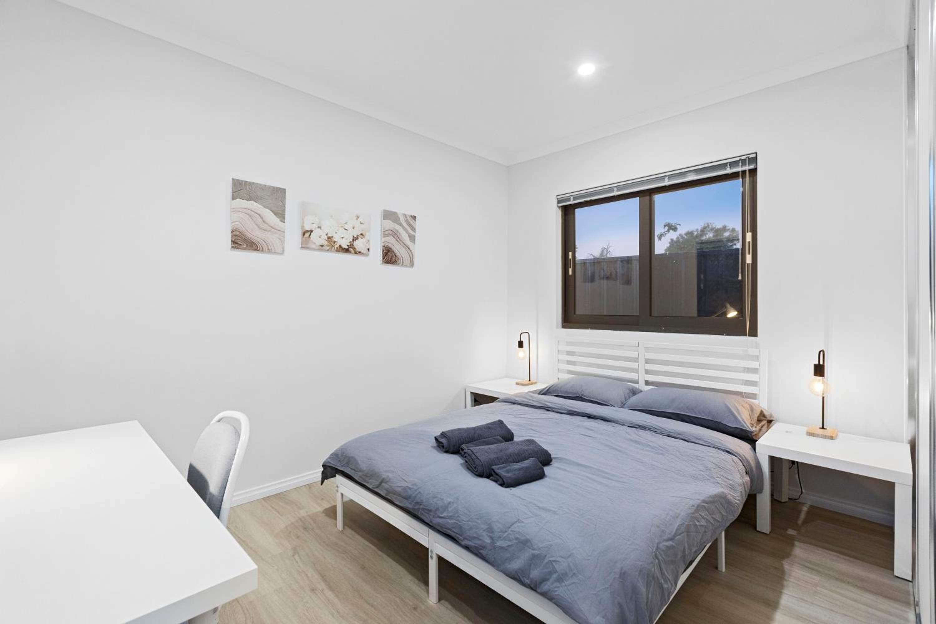 Corporate House for Professionals-Private Room-Shared Common Areas-Walk to Curtin University