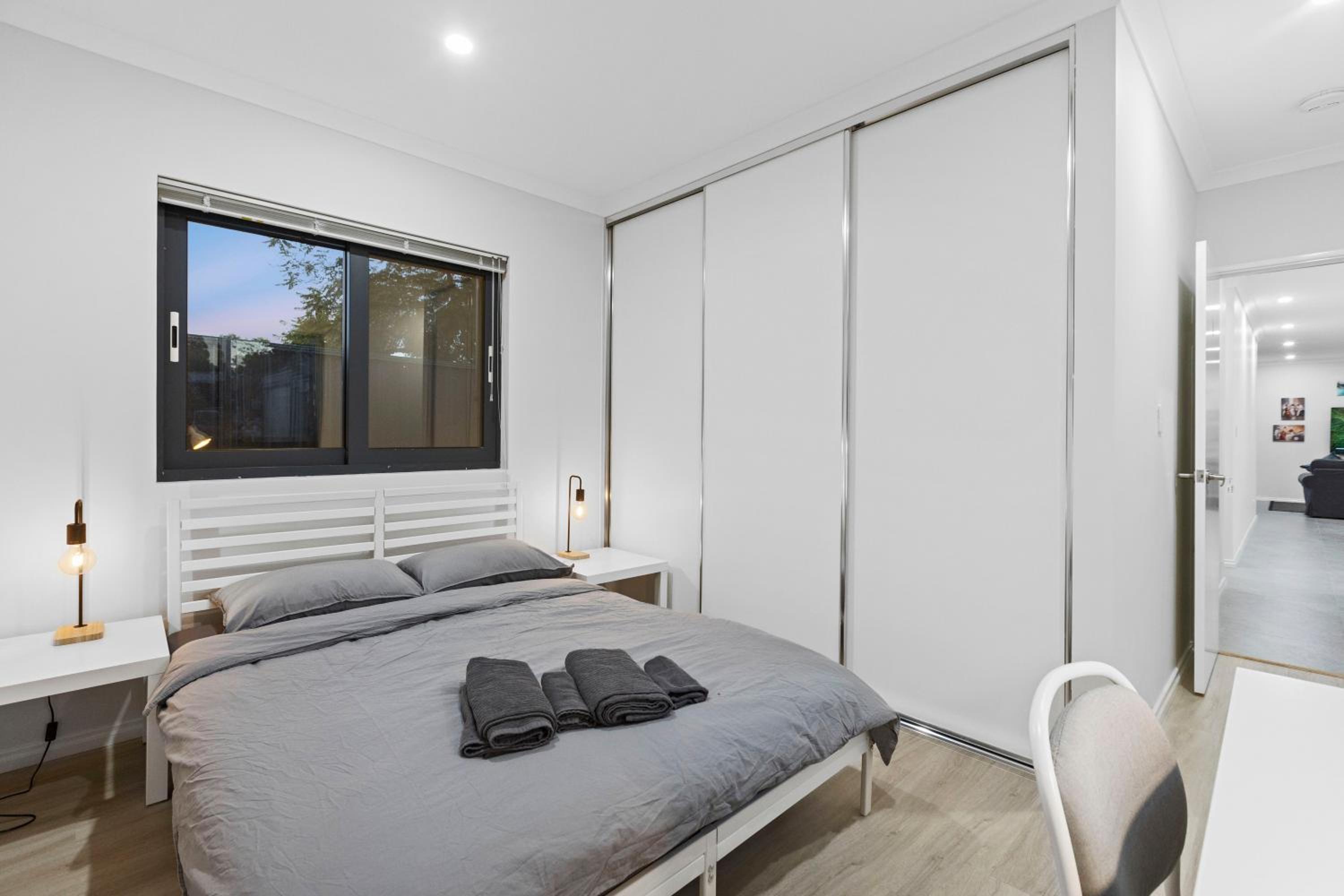 Corporate House for Professionals-Private Room-Shared Common Areas-Walk to Curtin University
