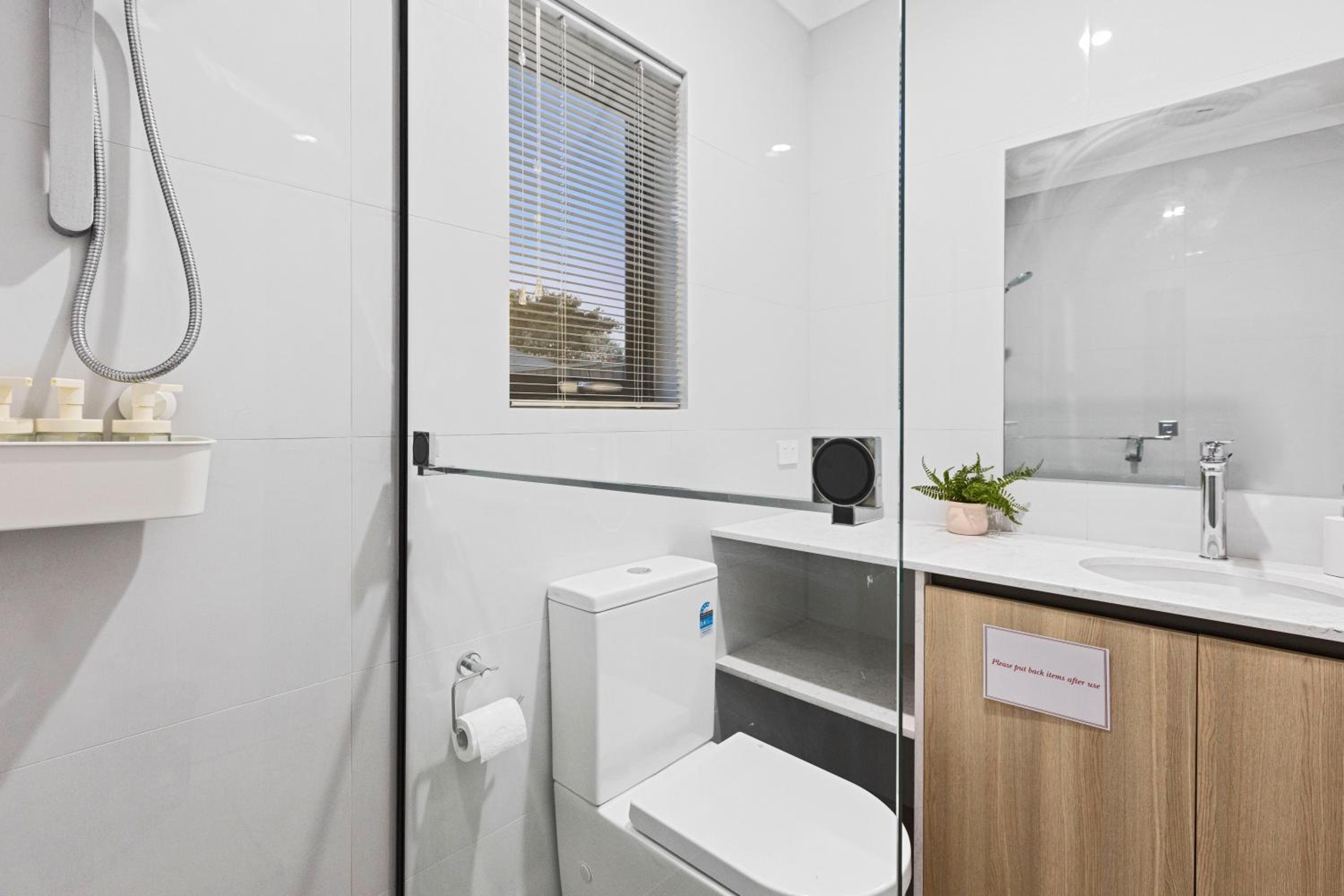 Corporate House for Professionals-Private Room-Shared Common Areas-Walk to Curtin University