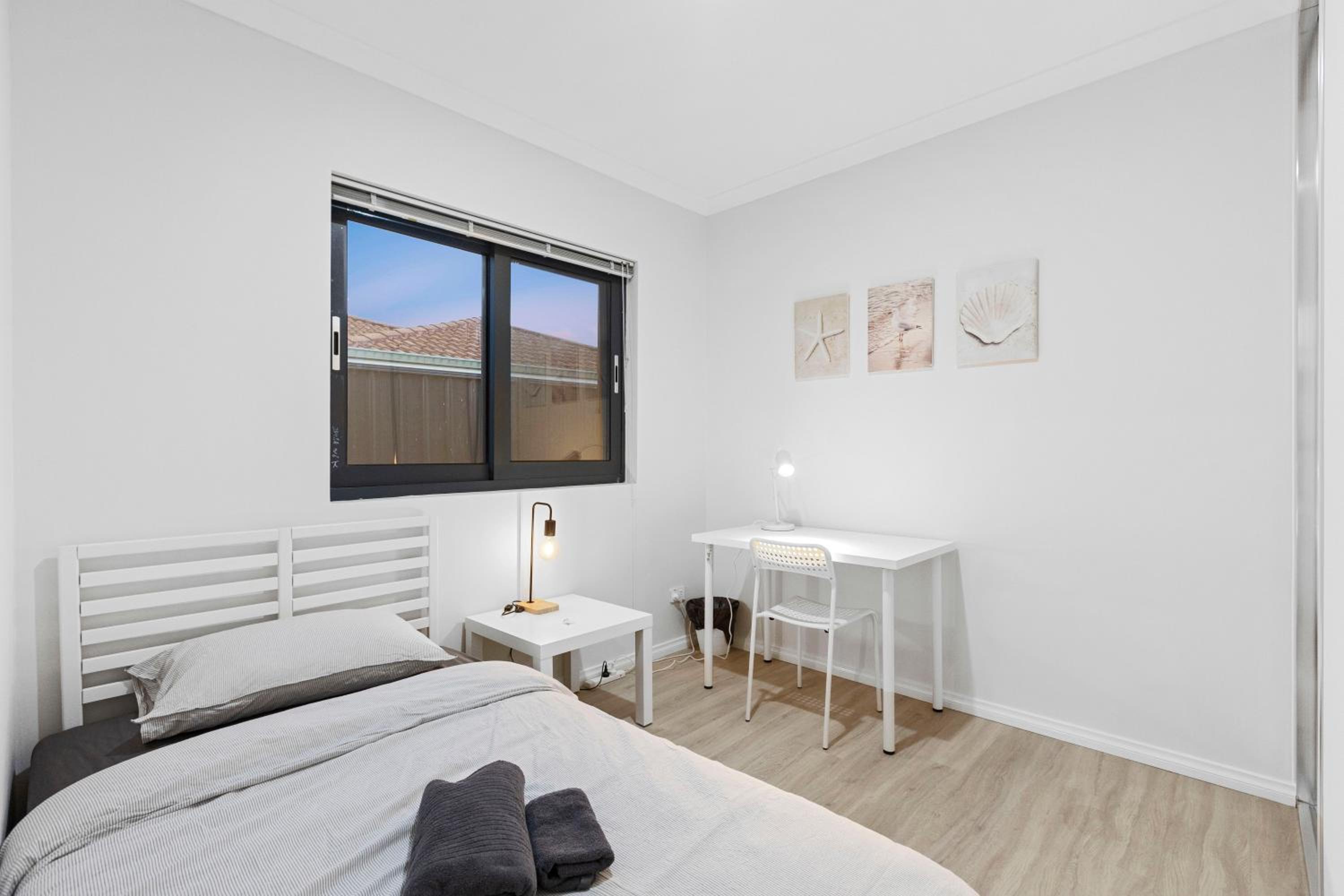 Corporate House for Professionals-Private Room-Shared Common Areas-Walk to Curtin University