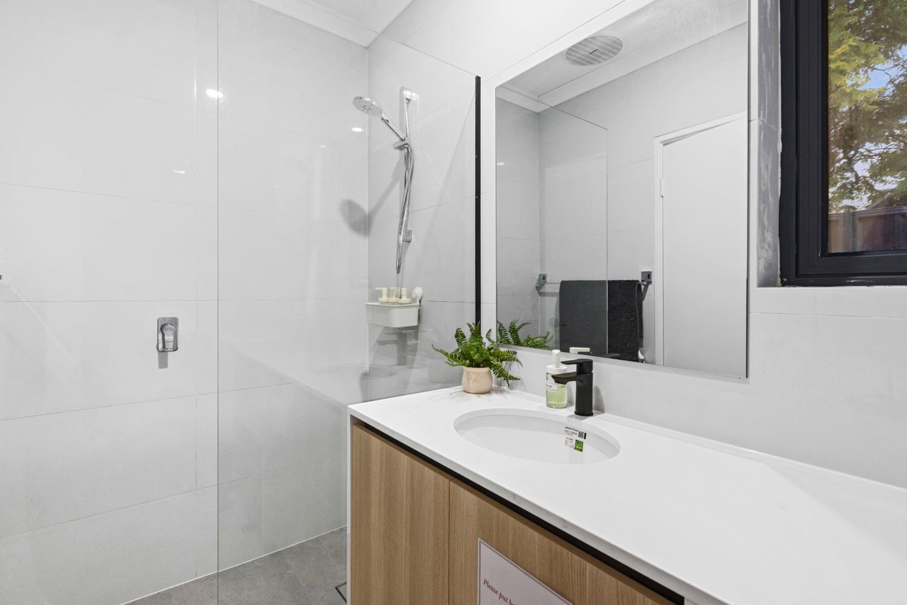 Corporate House for Professionals-Private Room-Shared Common Areas-Walk to Curtin University